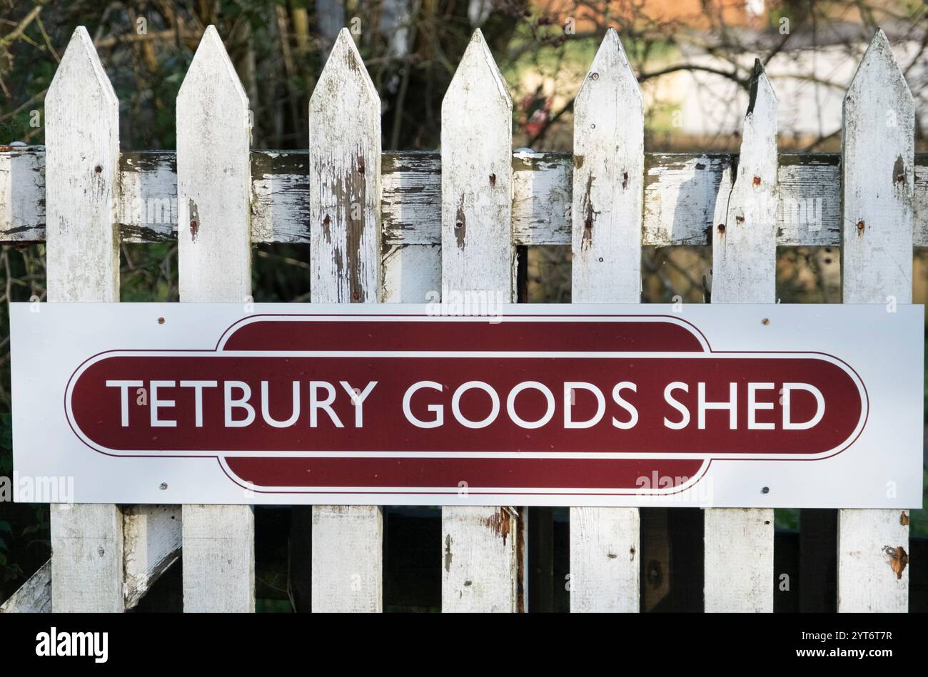 Autour de Tetbury une petite ville de marché des Cotswolds dans le Gloucestershire Royaume-Uni Tetbury Goods Shed signe et parking Banque D'Images