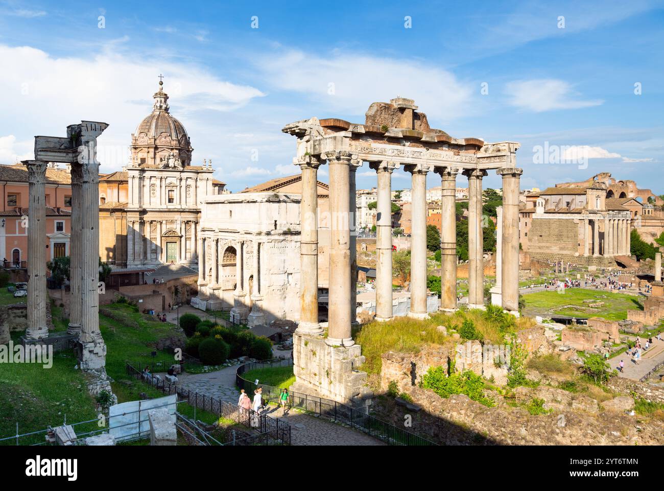 Vue vers (de gauche à droite) le temple de Vespasien et Titus, l'église de Santi Luca e Martina, l'arc de Septimius sévère et le temple de Saturne in Banque D'Images