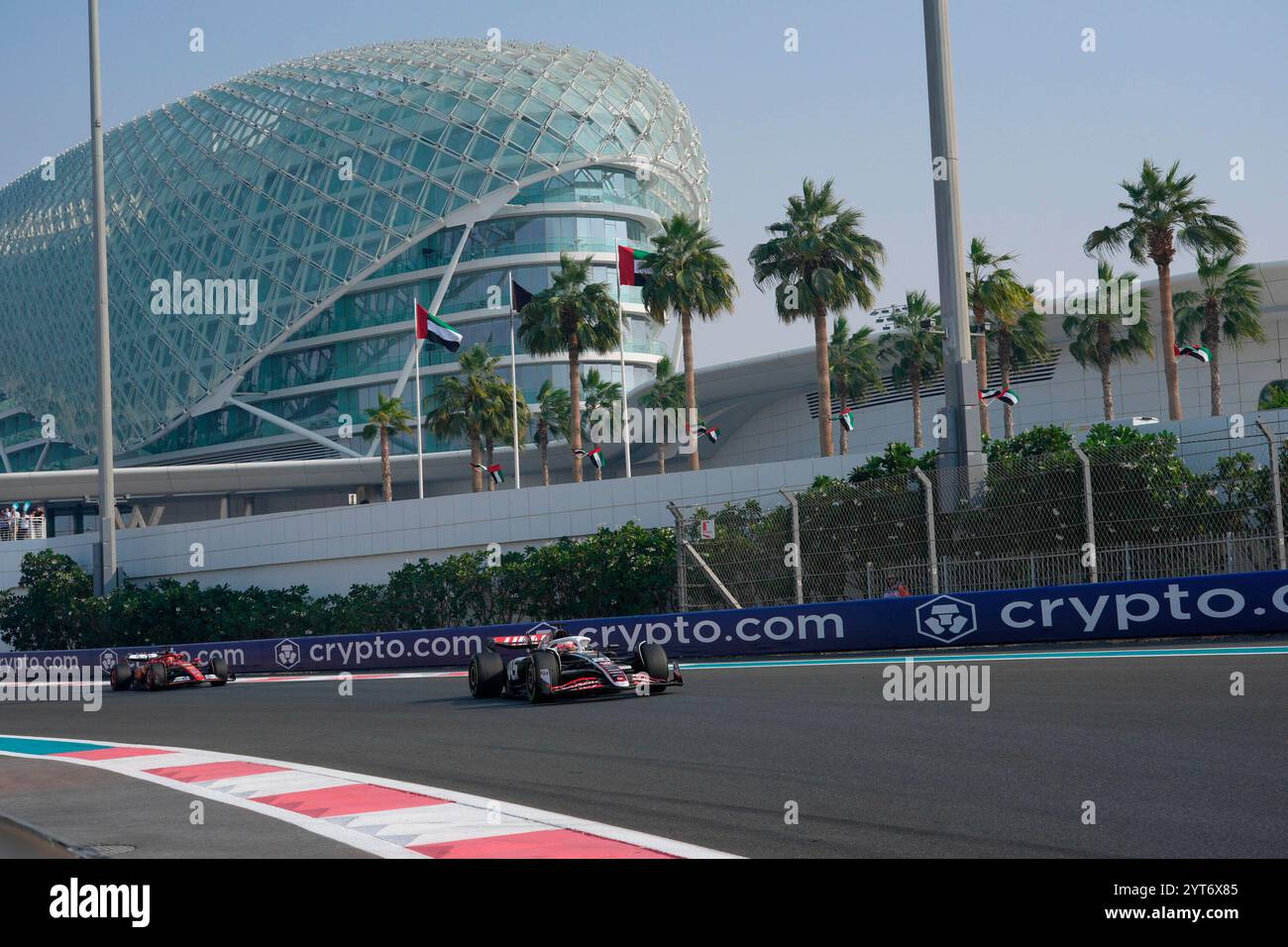 6 décembre 2024, circuit Yas Marina, Abu Dhabi, formule 1 Etihad Airways Abu Dhabi Grand Prix 2024, en photo Kevin Magnussen (DNK), MoneyGram Haas F1 Team, Charles Leclerc (MCO), Scuderia Ferrari HP Banque D'Images