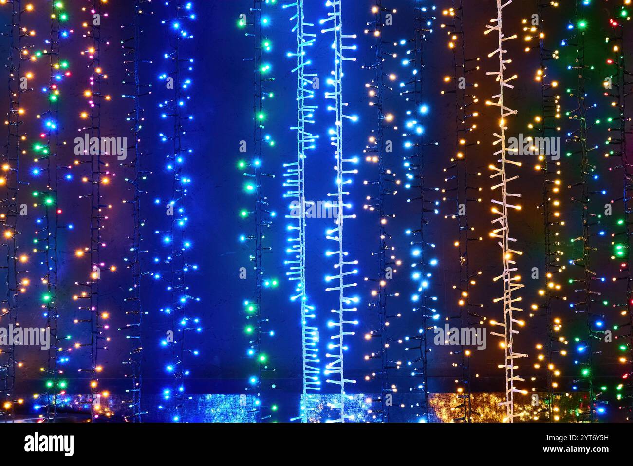 Arbres de Noël et décorations avec vitrines festives. Banque D'Images
