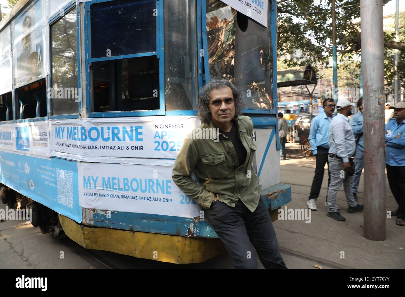 Kolkata, Inde. 06th Dec, 2024. Le réalisateur de Bollywood, Imtiaz Ali, fait des gestes avec les acteurs et l'équipe de son film ''My Melbourne'' à bord d'un tramway patrimonial pendant la promotion avant la projection au 30e Festival international du film de Kolkata KIFF à Kolkata, en Inde, le 6 décembre 2024. (Photo de Rupak de Chowdhuri/NurPhoto) crédit : NurPhoto SRL/Alamy Live News Banque D'Images