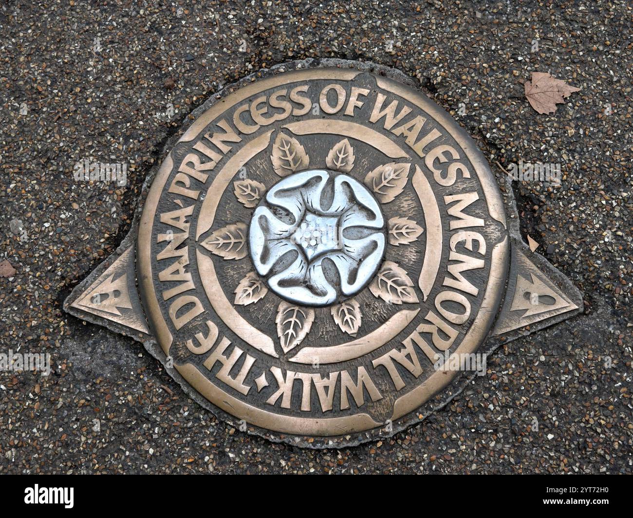 Un marqueur au sol pour la Diana Princess of Wales Memorial Walk à Londres, Royaume-Uni Banque D'Images