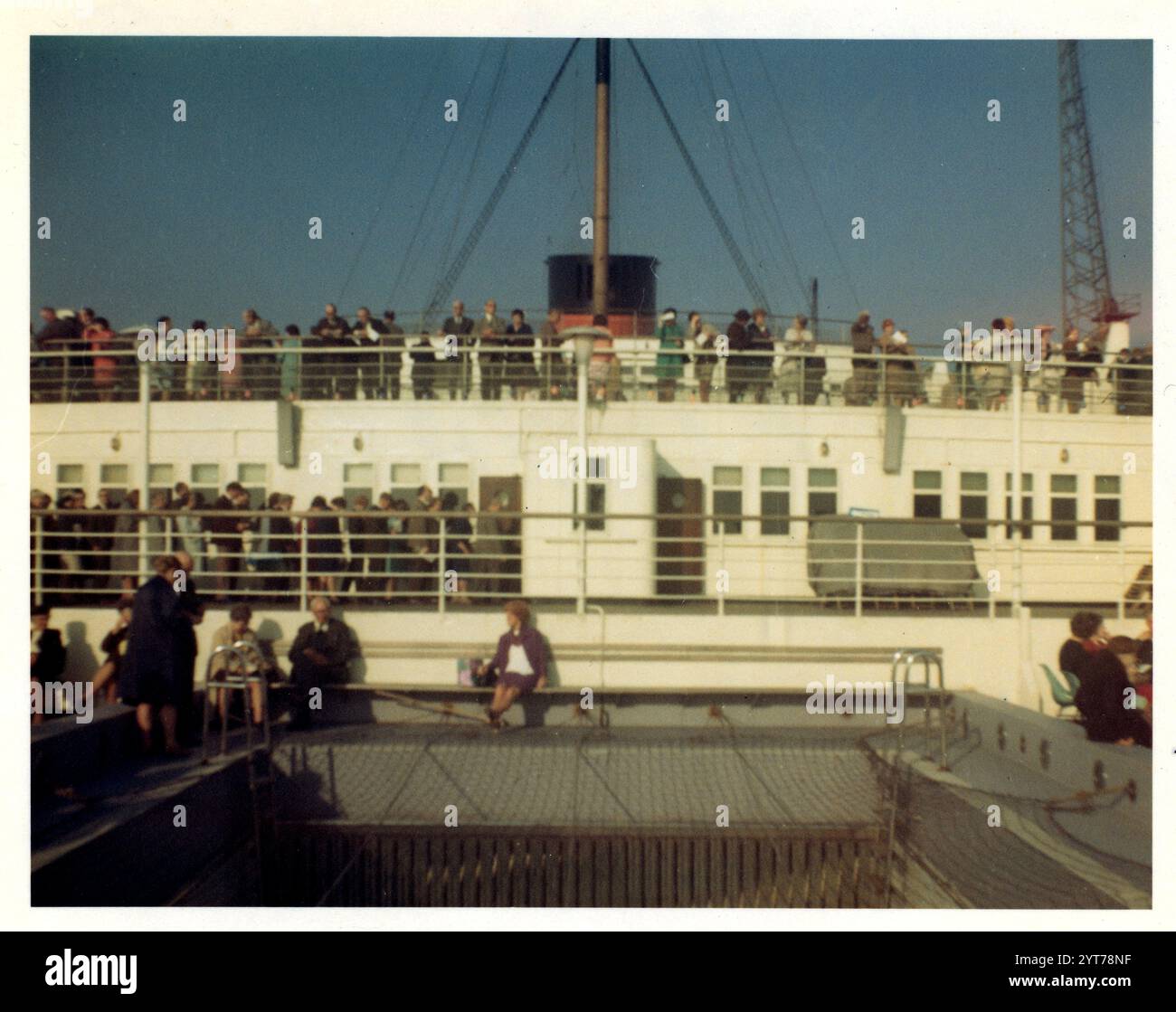 Mardi 22 octobre 1968 à bord du Queen Elizabeth Cunard Liner au quai de Southampton. Depuis le pont de quart en regardant le côté sud vers l'avant. Photo des Archives Henshaw Banque D'Images