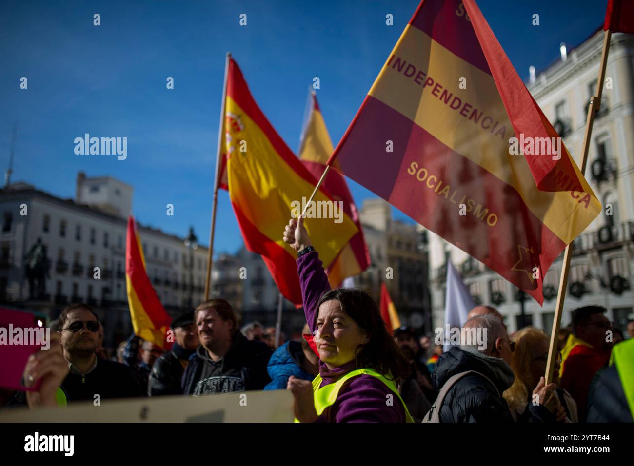 Madrid, Espagne. 06th Dec, 2024. Les partisans de l'extrême droite arborant des drapeaux espagnols, lors d'une manifestation à la Puerta del sol, réclamant le jour du non-Constitution. L'Espagne commémore le 46e anniversaire de la Constitution espagnole. Crédit : SOPA images Limited/Alamy Live News Banque D'Images