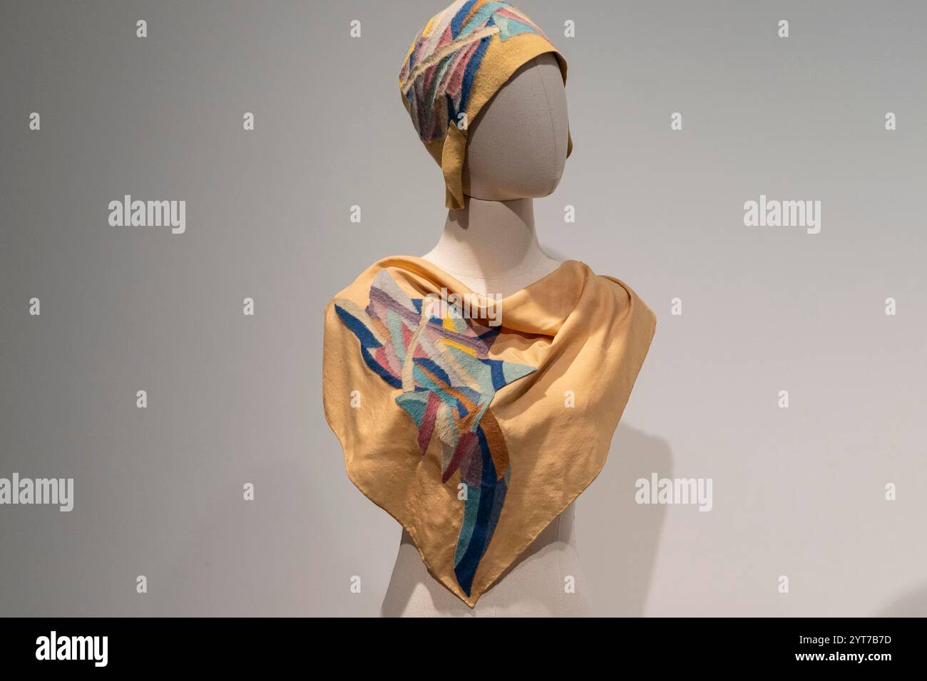 New York, New York, États-Unis. 5 décembre 2024. Rare cloche et MatchingScarf, 1924-1925 de Sonia Delaunay en avant-première de presse à New York le 5 décembre 2024 à Sotheby's (crédit image : © Lev Radin/ZUMA Press Wire) USAGE ÉDITORIAL SEULEMENT! Non destiné à UN USAGE commercial ! Banque D'Images