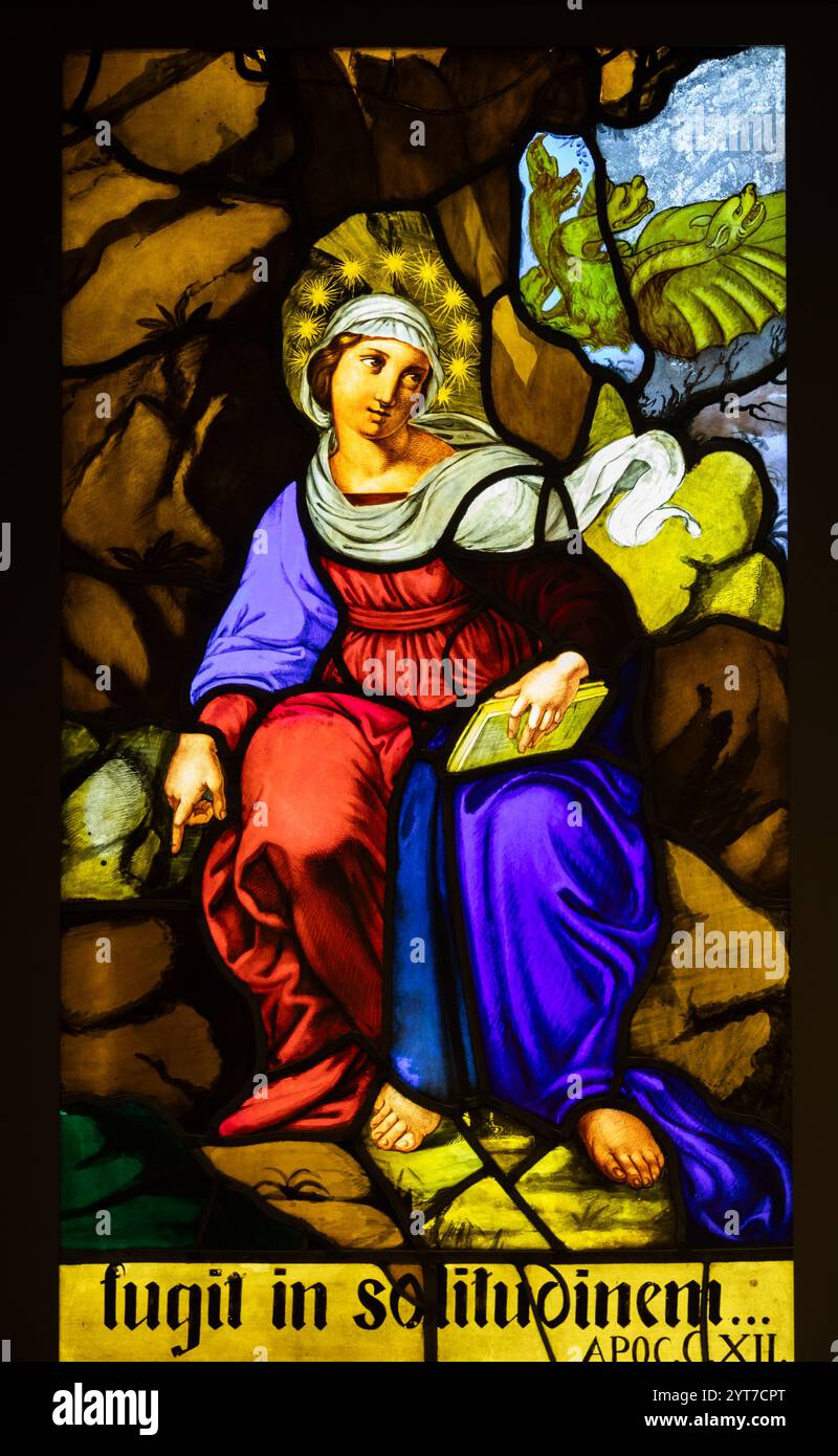 Milan, Italie - 28 juillet 2024 : fenêtres en verre coloré de l'église du Duomo - cathédrale de Milan, XVIe siècle Banque D'Images