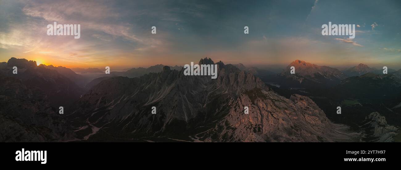 Panorama de la formation de montagne Cadini di Misurini dans les Dolomites du Tyrol du Sud depuis les airs. Photo drone au lever du soleil. Banque D'Images