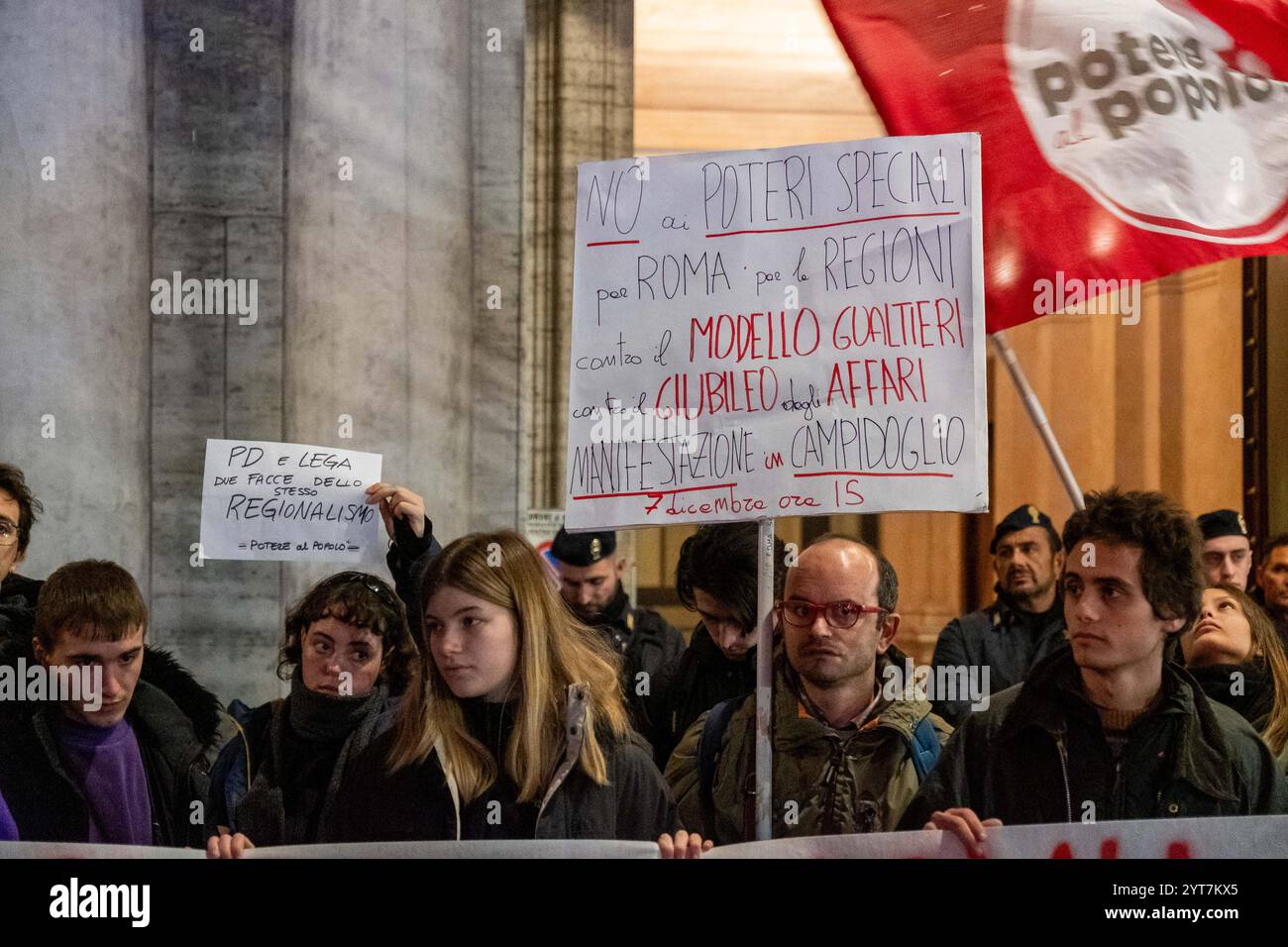 Rome, RM, Italie. 6 décembre 2024. Les étudiants universitaires se rassemblent devant le Département des affaires régionales et autonomes du gouvernement italien pour protester contre la nouvelle loi controversée qui donne plus d'autonomie à chaque région en termes de système de santé, d'éducation, de protection civile et bien plus encore. (Crédit image : © Marco Di Gianvito/ZUMA Press Wire) USAGE ÉDITORIAL SEULEMENT! Non destiné à UN USAGE commercial ! Crédit : ZUMA Press, Inc/Alamy Live News Banque D'Images