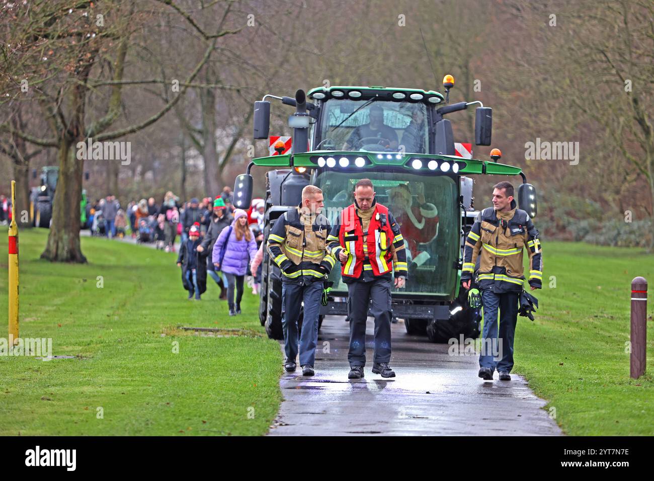 Traditionelle Landung des Nikolaus in Essen Nach der Landung des Nikolaus in einem Hubschrauber GAB es einen Traktorkorso mit den Kindern und deren Eltern entlang der Ruhr bis in den Essener Ortsteil Steele. Essen Nordrhein-Westfalen Deutschland Steele *** débarquement traditionnel de tous Nicholas à Essen après avoir atterri Nicholas dans un hélicoptère, il y a eu une procession de tracteur avec les enfants et leurs parents le long de la Ruhr jusqu'au quartier Essen de Steele Essen Rhénanie-du-Nord-Westphalie Allemagne Steele Banque D'Images