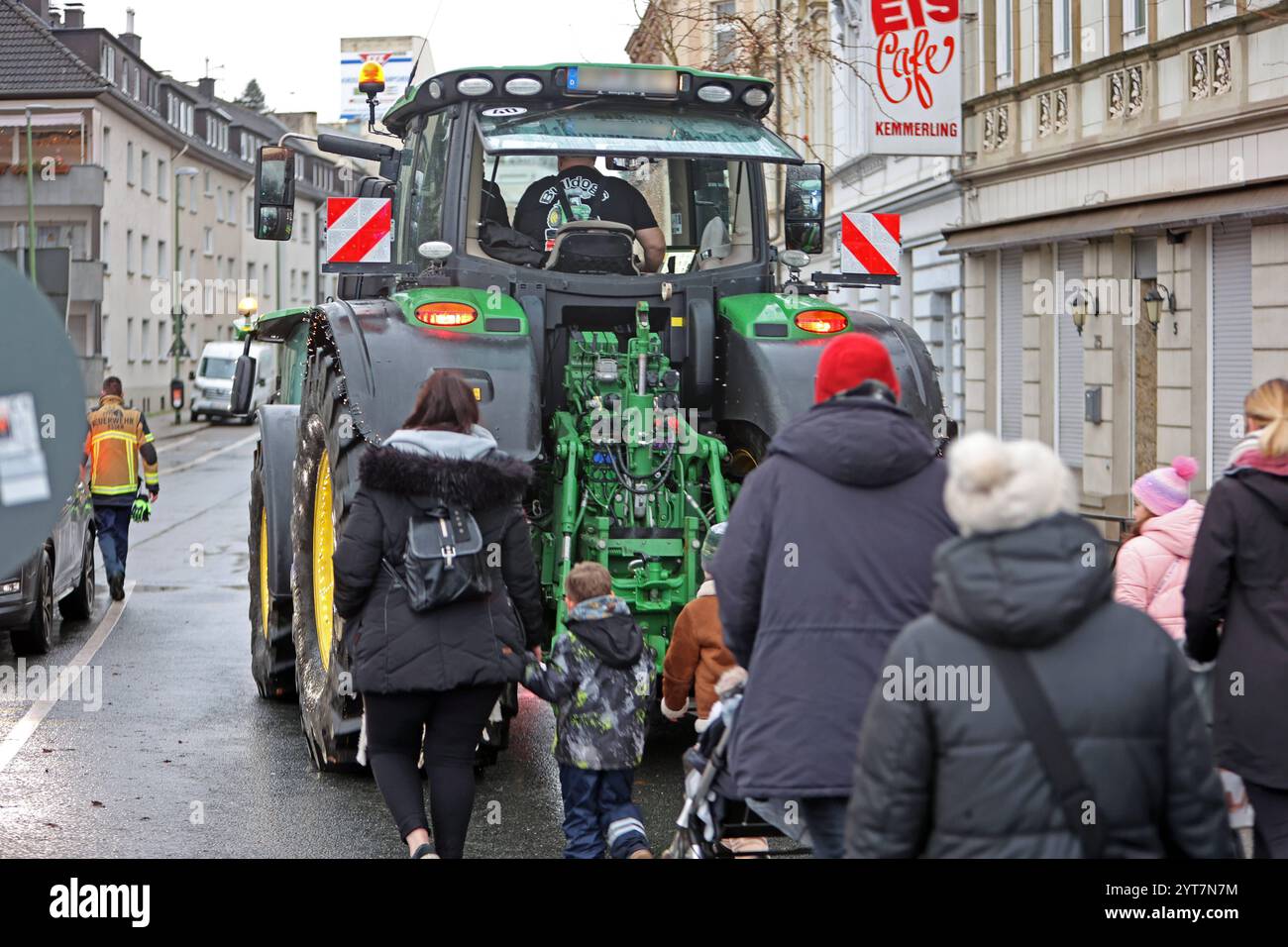 Traditionelle Landung des Nikolaus in Essen Nach der Landung des Nikolaus in einem Hubschrauber GAB es einen Traktorkorso mit den Kindern und deren Eltern entlang der Ruhr bis in den Essener Ortsteil Steele. Essen Nordrhein-Westfalen Deutschland Steele *** débarquement traditionnel de tous Nicholas à Essen après avoir atterri Nicholas dans un hélicoptère, il y a eu une procession de tracteur avec les enfants et leurs parents le long de la Ruhr jusqu'au quartier Essen de Steele Essen Rhénanie-du-Nord-Westphalie Allemagne Steele Banque D'Images