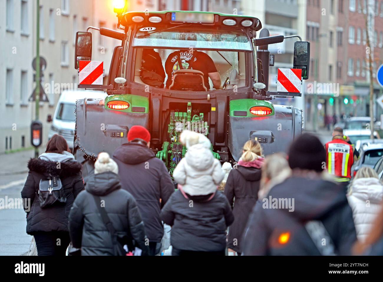 Traditionelle Landung des Nikolaus in Essen Nach der Landung des Nikolaus in einem Hubschrauber GAB es einen Traktorkorso mit den Kindern und deren Eltern entlang der Ruhr bis in den Essener Ortsteil Steele. Essen Nordrhein-Westfalen Deutschland Steele *** débarquement traditionnel de tous Nicholas à Essen après avoir atterri Nicholas dans un hélicoptère, il y a eu une procession de tracteur avec les enfants et leurs parents le long de la Ruhr jusqu'au quartier Essen de Steele Essen Rhénanie-du-Nord-Westphalie Allemagne Steele Banque D'Images