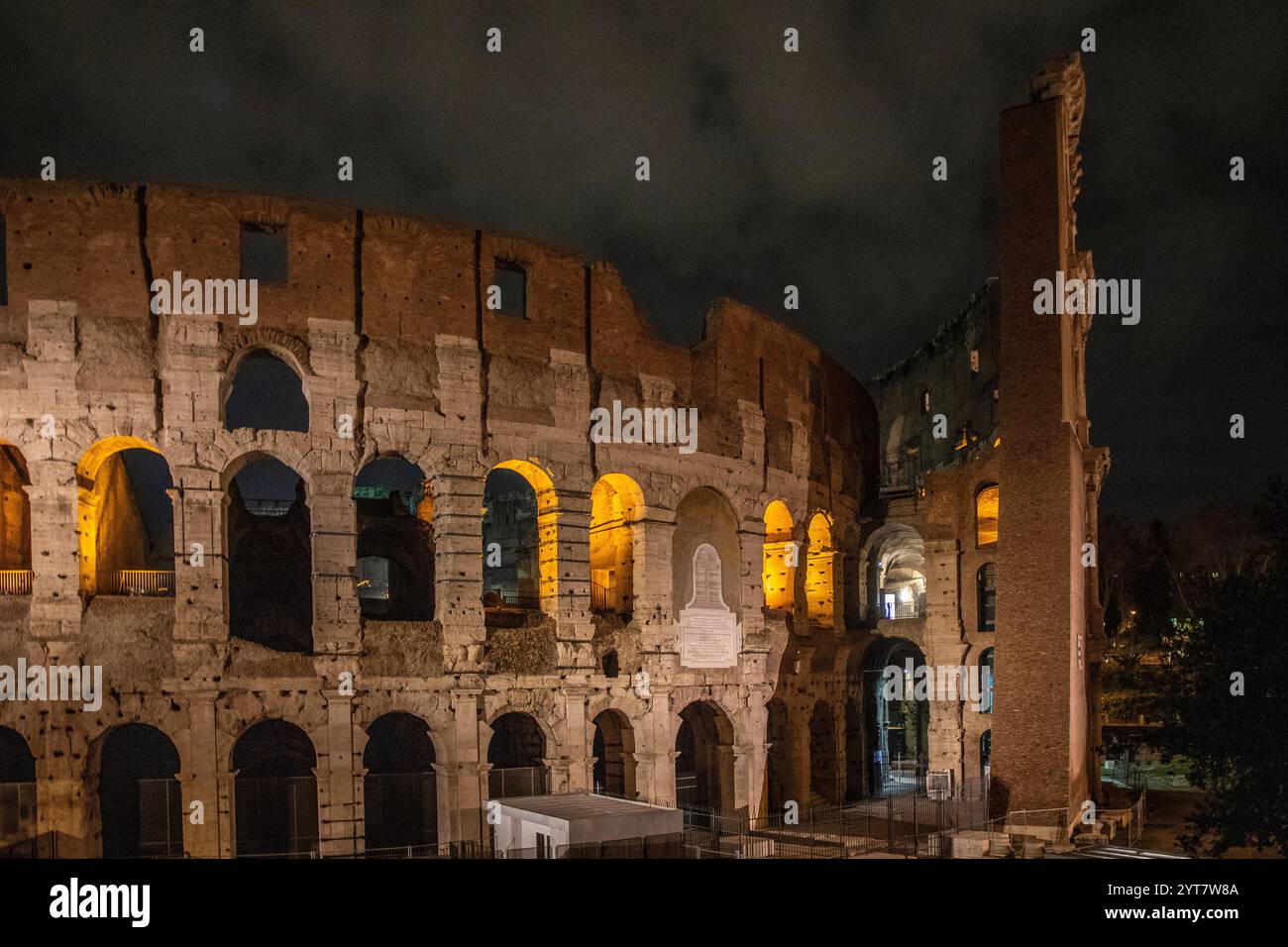 Le Colisée, célèbre et unique bâtiment historique de la ville éternelle. Vue le matin avec grand éclairage, installation lumineuse. Pas de gens, Rome, Italie Banque D'Images