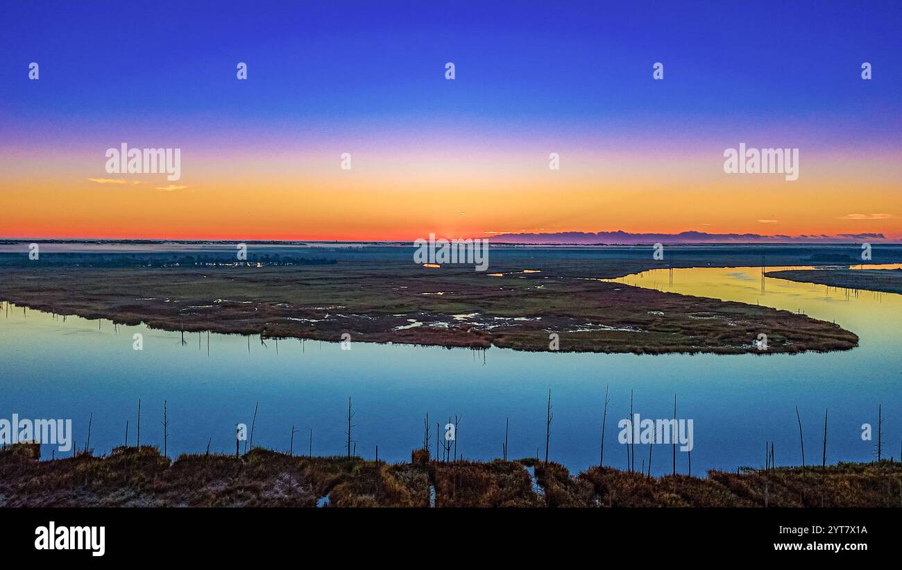 Le lever du soleil sur l'horizon alors que la rivière coule. Tir par drone pris au lever du soleil à Wilmington, Caroline du Nord Banque D'Images
