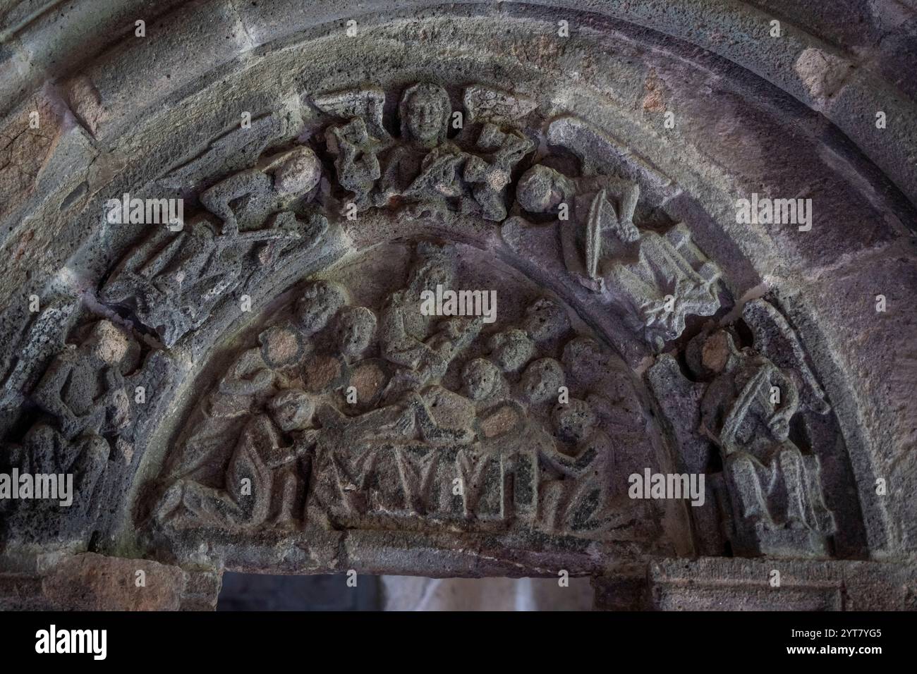 Porte tympan avec scène de la Dormition de la Vierge, monastère de Santa María de Carracedo, 10ème siècle, Carracedo del Monasterio, El Bierzo regi Banque D'Images