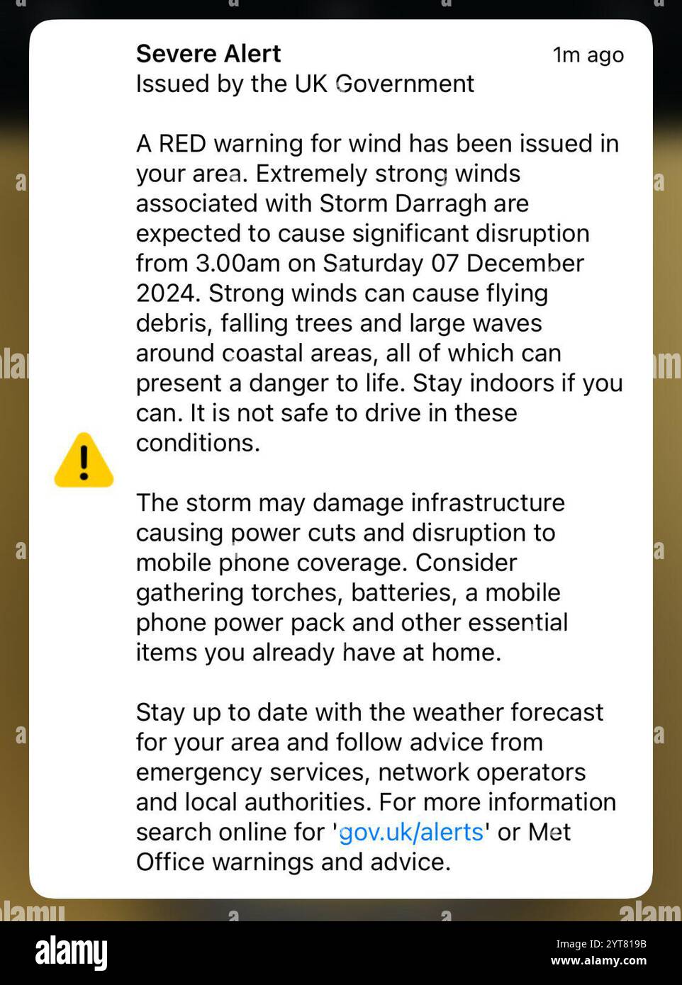 Capture d'écran du message texte alerte sévère envoyé à environ trois millions de personnes dans le sud-ouest de l'Angleterre et au pays de Galles avertissant d'une alerte météo rouge. La tempête Darragh approche du Royaume-Uni et de l'Irlande et devrait apporter des vents allant jusqu'à 80 km/h et de fortes pluies vendredi après-midi et dans le week-end. Date d'émission : vendredi 6 décembre 2024. Banque D'Images