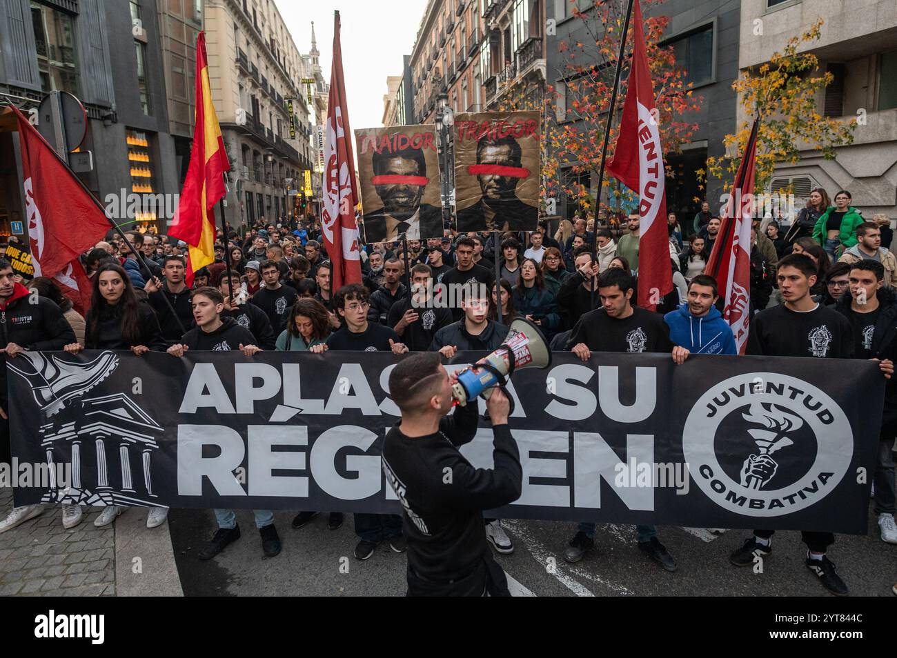 Madrid, Espagne. 06th Dec, 2024. Des manifestants lors d'une manifestation organisée par le Front Obrero (Front des travailleurs) devant le Parlement espagnol. Des centaines de personnes se sont rassemblées pour protester et exiger la démission du président espagnol Pedro Sanchez et de Carlos Mazon, président de la Communauté de Valence, pour la gestion de la crise de la dernière catastrophe naturelle dans la région de Valence, qui a provoqué après un système de tempête intense connu sous le nom de «Dana» des inondations dévastatrices qui ont fait plus de 200 morts dans la plus grande catastrophe naturelle de l'histoire récente de l'Espagne. Crédit : Marcos del Mazo/Alamy Live News Banque D'Images