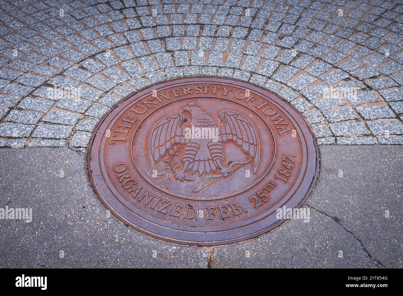 Iowa City, IA États-Unis - 22 juillet 2017 : couvercle de trou d'homme avec sceau de l'Université de l'Iowa et mascotte de faucon. Banque D'Images