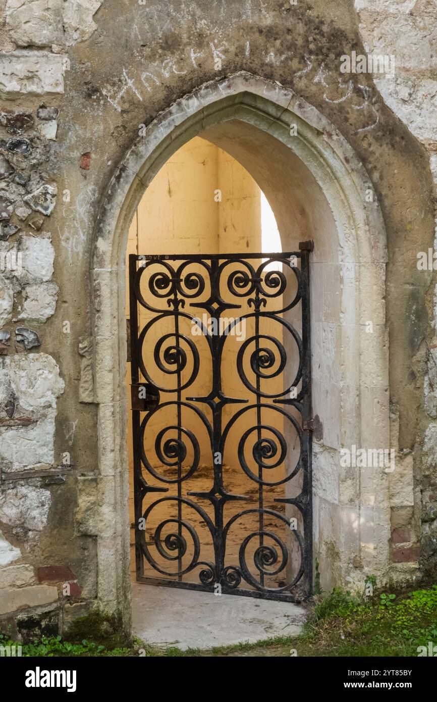 Angleterre, Kent, Ashford, Eastwell, Eastwell Park, Prog Mary's Church, passerelle en fer forgé ornée Banque D'Images