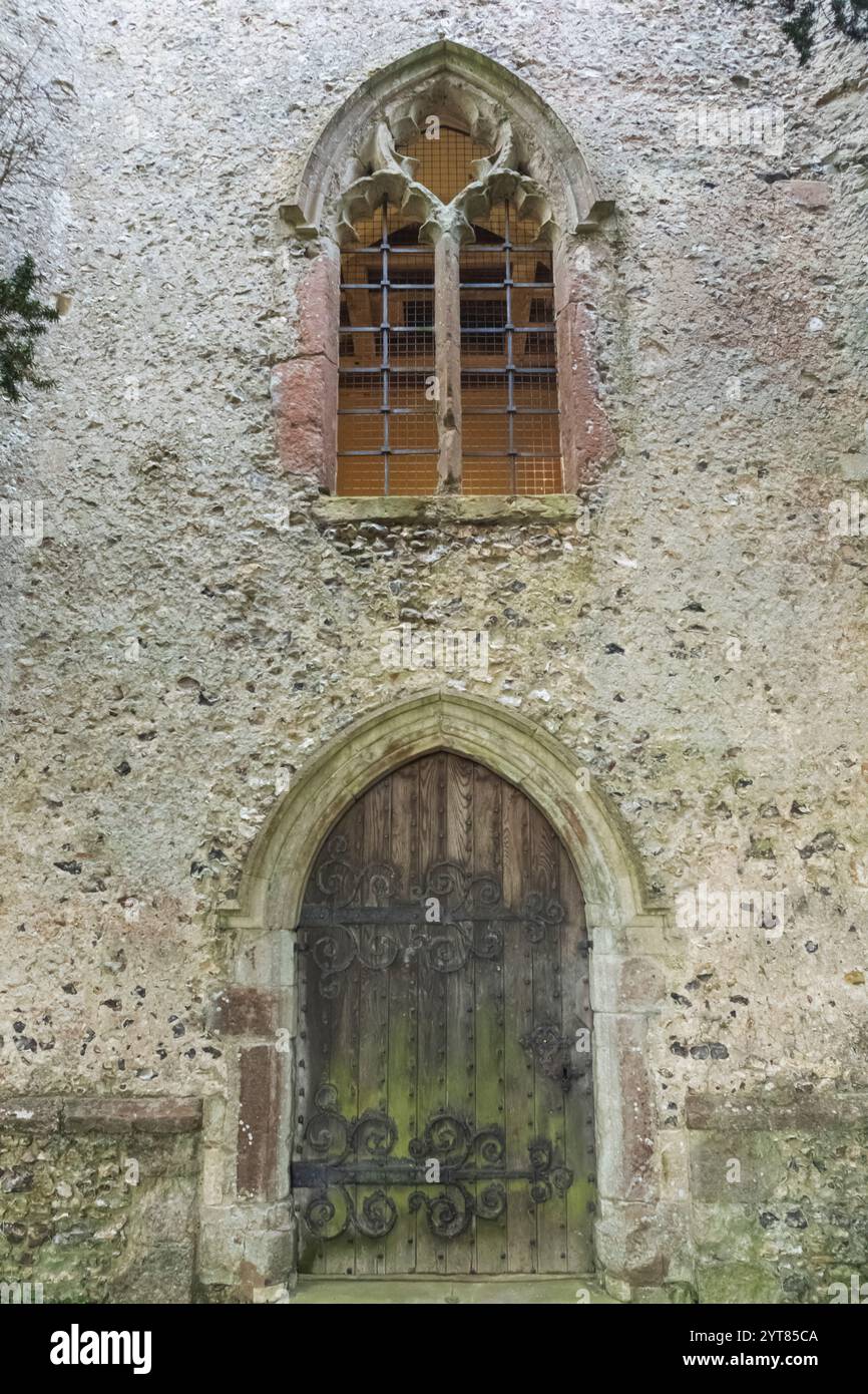 Angleterre, Kent, Ashford, Eastwell, Eastwell Park, Prog Église de Marie, porte et fenêtre en bois Banque D'Images