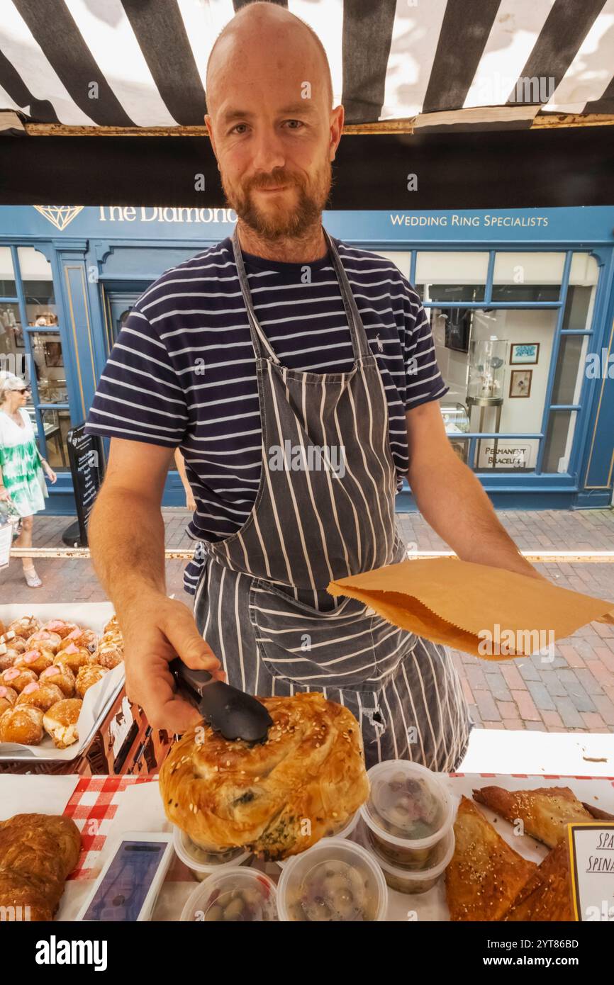 Angleterre, Kent, Tunbridge Wells, The Pantiles, Food Festival, homme vendant de la nourriture turque Banque D'Images
