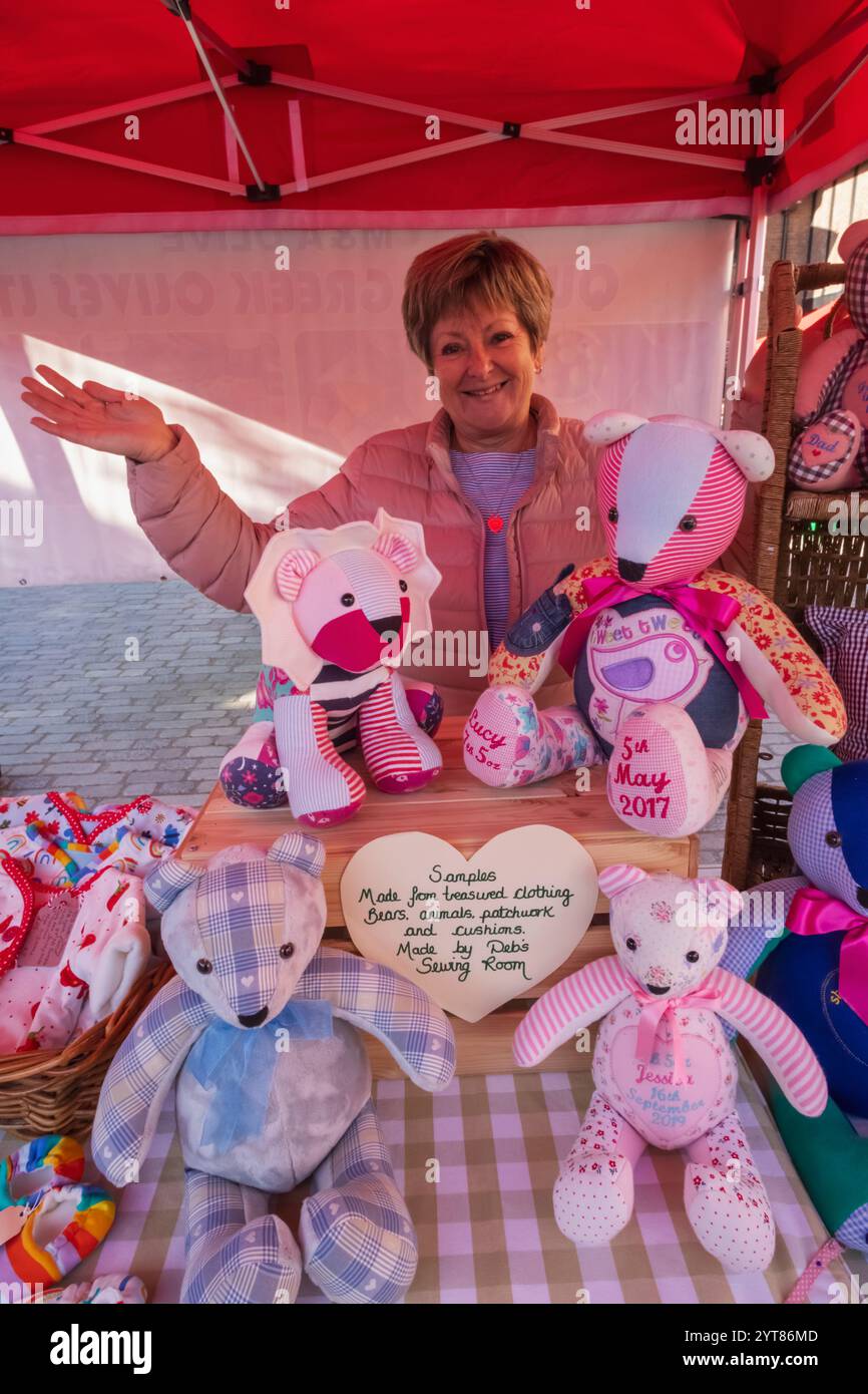 Angleterre, Kent, Sandwich, The Weekly Street Market, Woman Selling Patchwork Memorial Bears Banque D'Images