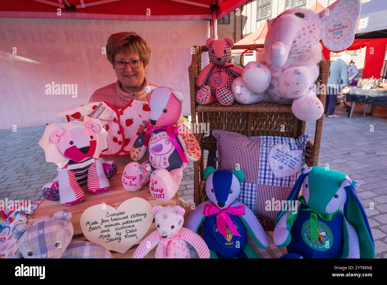 Angleterre, Kent, Sandwich, The Weekly Street Market, Woman Selling Patchwork Memorial Bears Banque D'Images