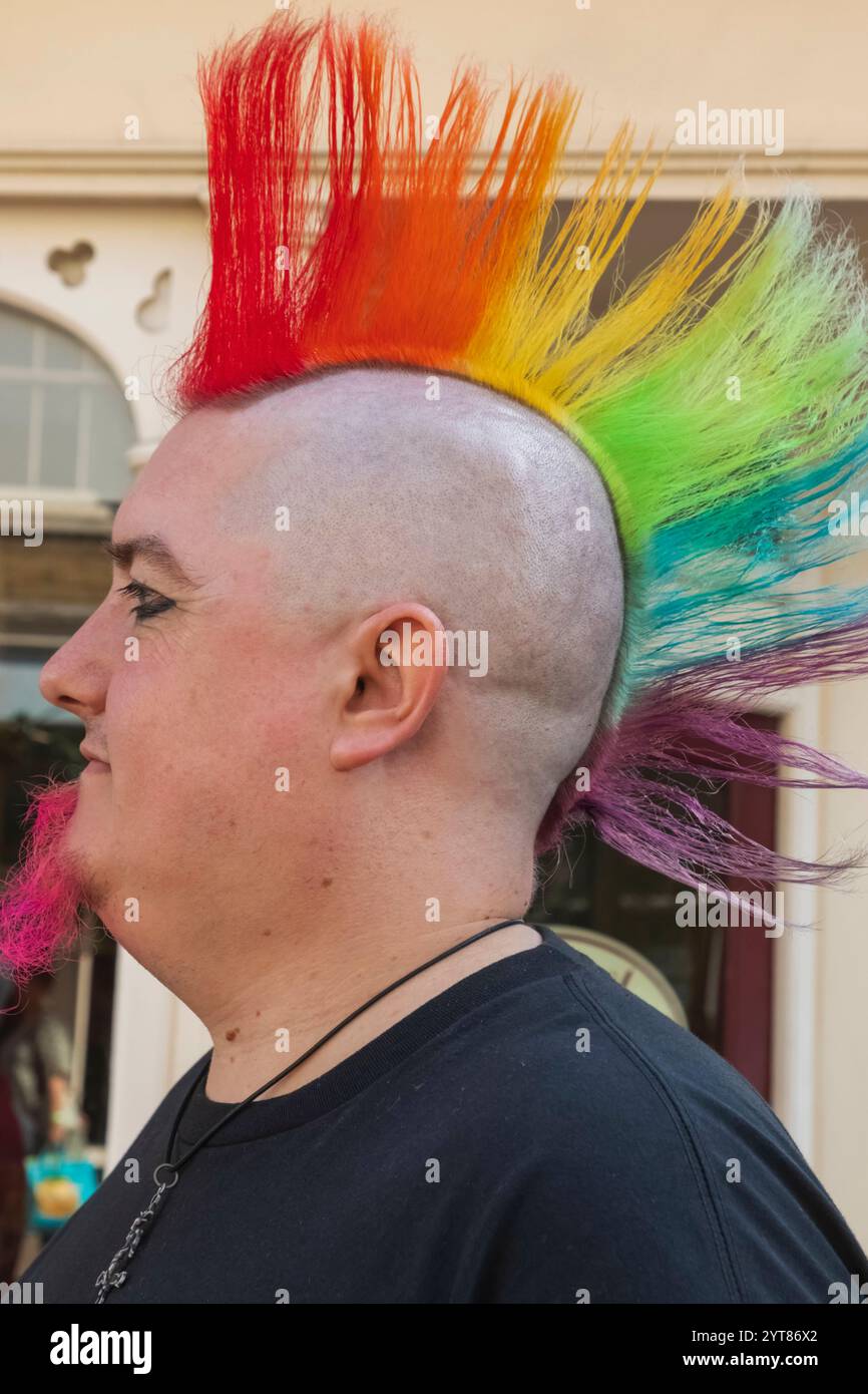 Angleterre, Kent, Rochester, Rochester Pride Festival, Parade participant avec coiffure couleur arc-en-ciel Banque D'Images