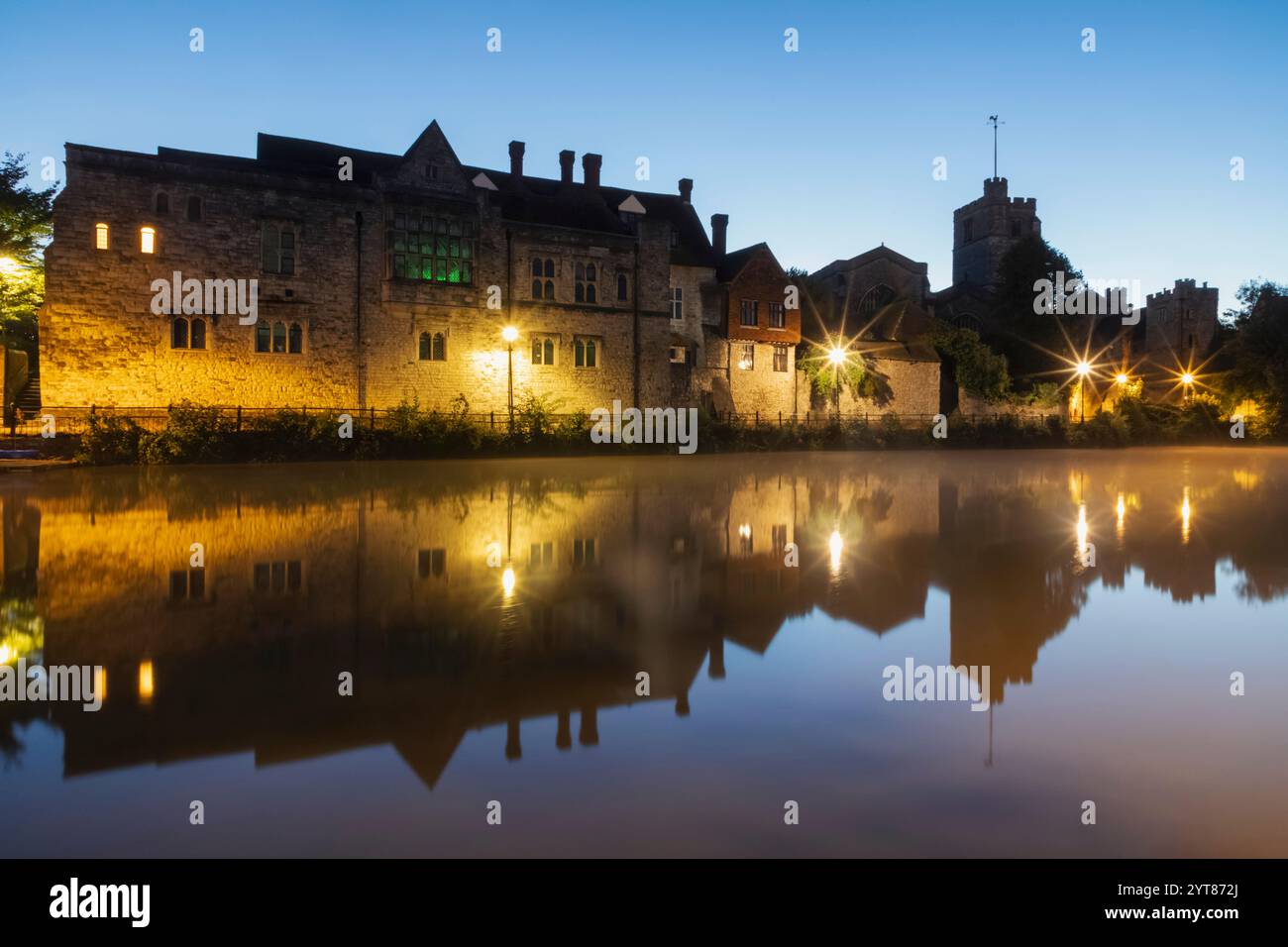 Angleterre, Kent, Maidstone, le palais des archevêques et River Medway la nuit Banque D'Images
