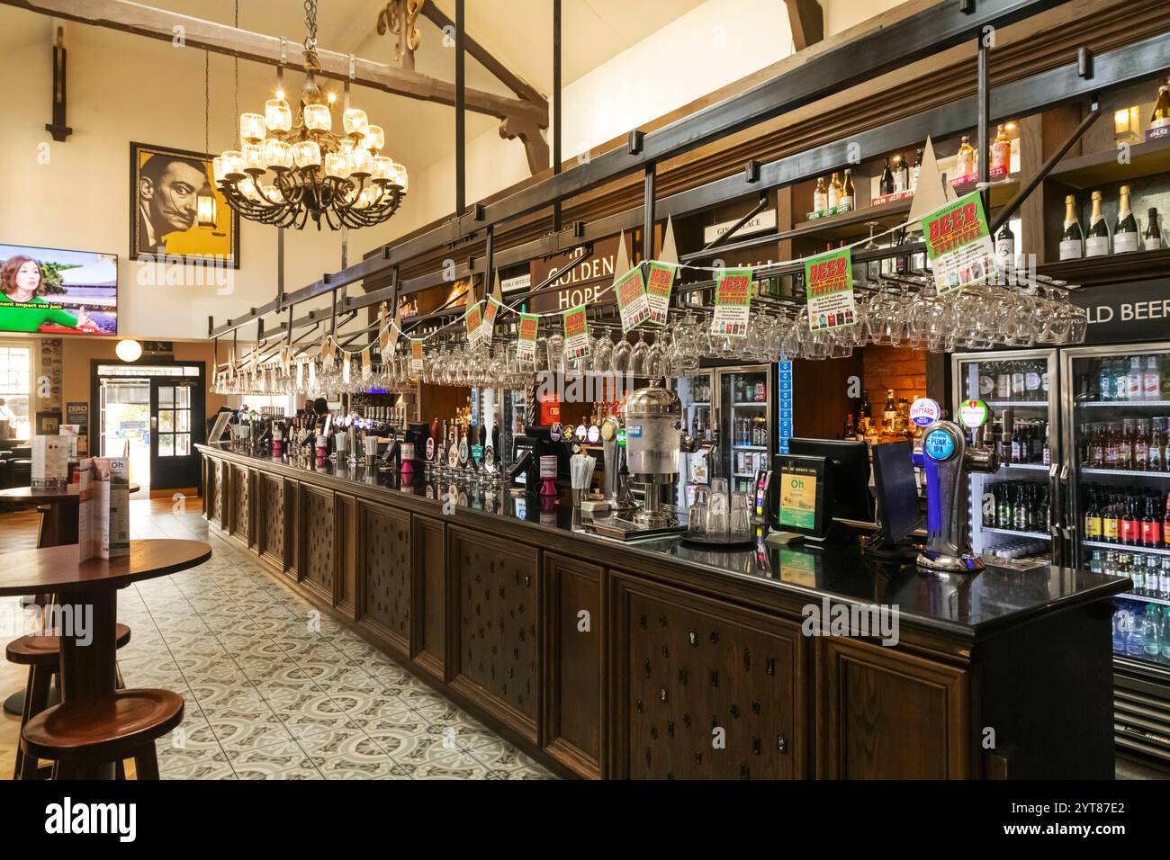 Angleterre, Kent, Sittingbourne, High Street, Wetherspoons, vue intérieure du bar Banque D'Images