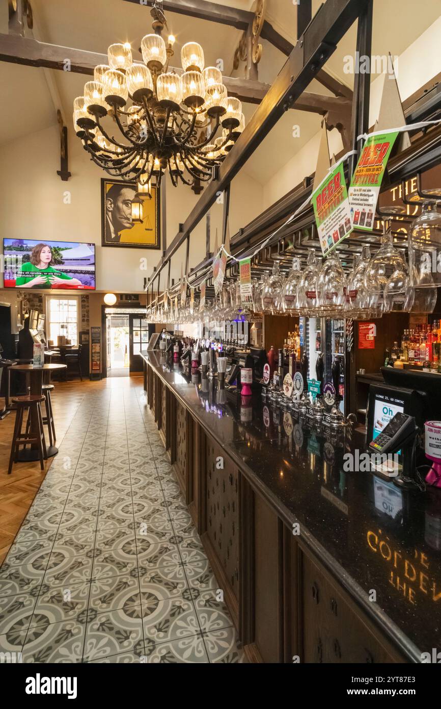 Angleterre, Kent, Sittingbourne, High Street, Wetherspoons, vue intérieure du bar Banque D'Images