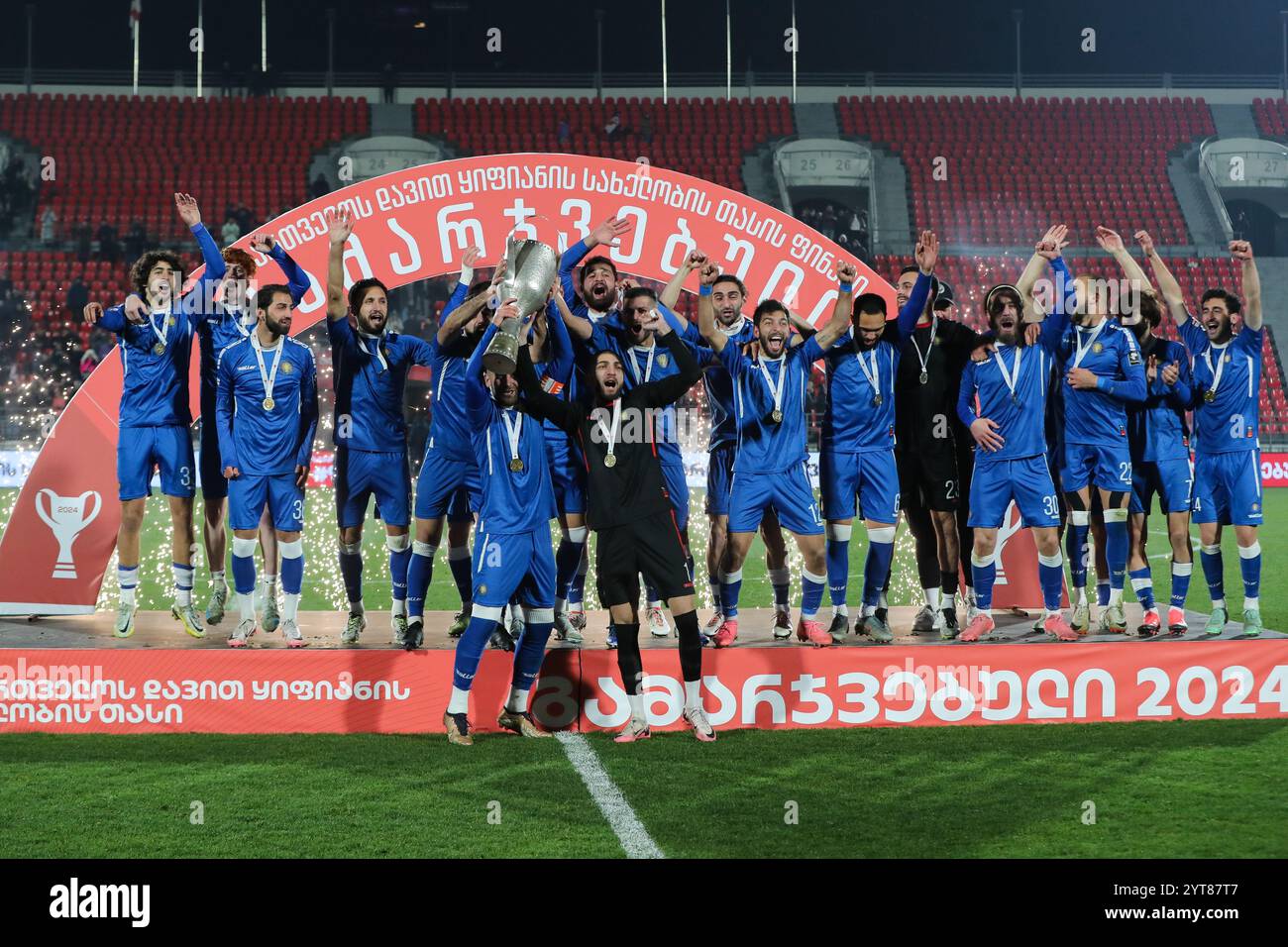 Les joueurs du FC Spaeri célèbrent leur victoire après la finale de la Coupe de Géorgie 2024 entre le FC Spaeri et le FC Dinamo Tbilissi au Mikheil Meskhi Banque D'Images