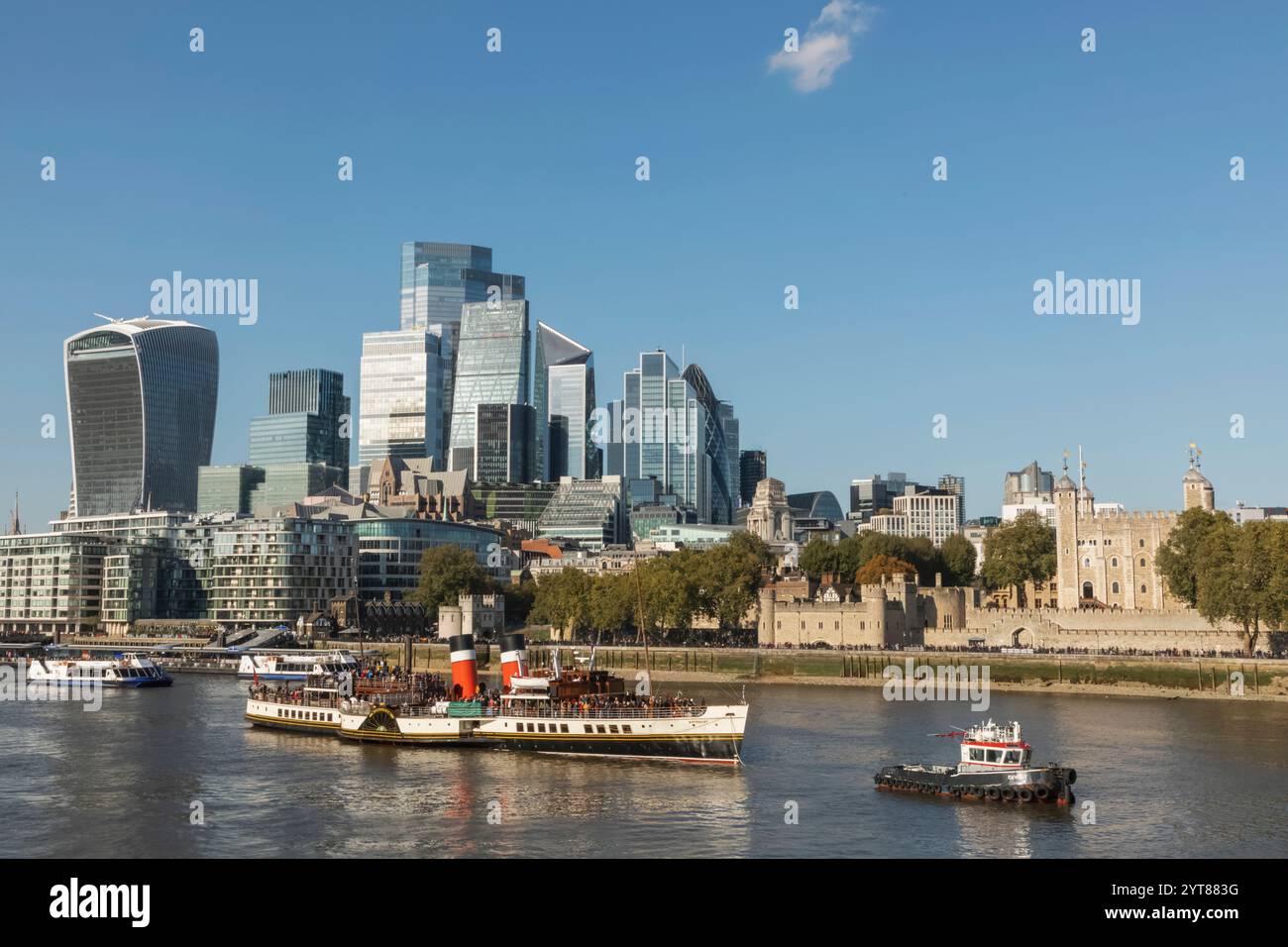 Angleterre, Londres, City of London Skyline et Tour de Londres avec l'historique Waverley Paddle Steamer Banque D'Images