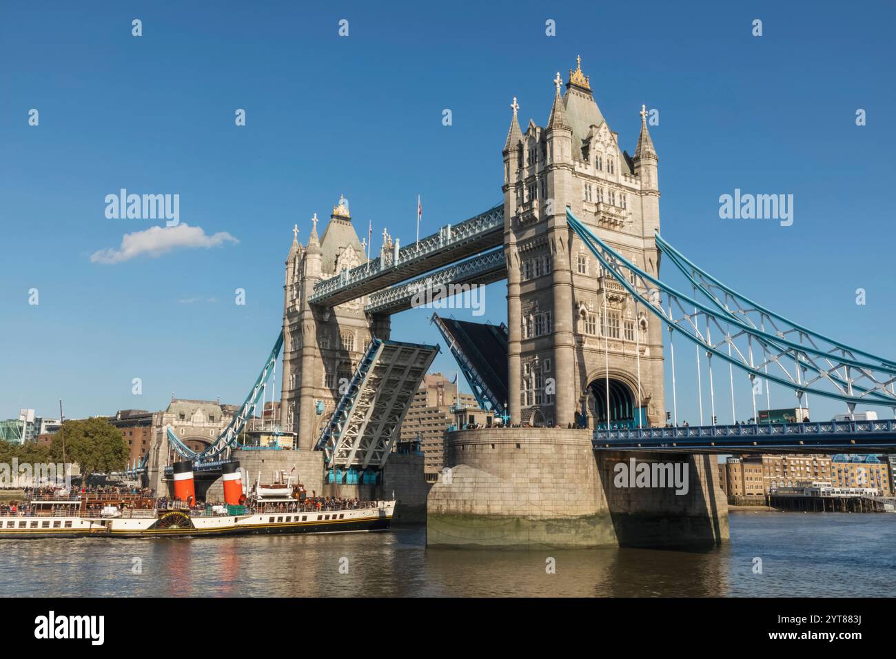 Angleterre, Londres, Open Tower Bridge avec l'historique Waverley Paddle Steamer Banque D'Images