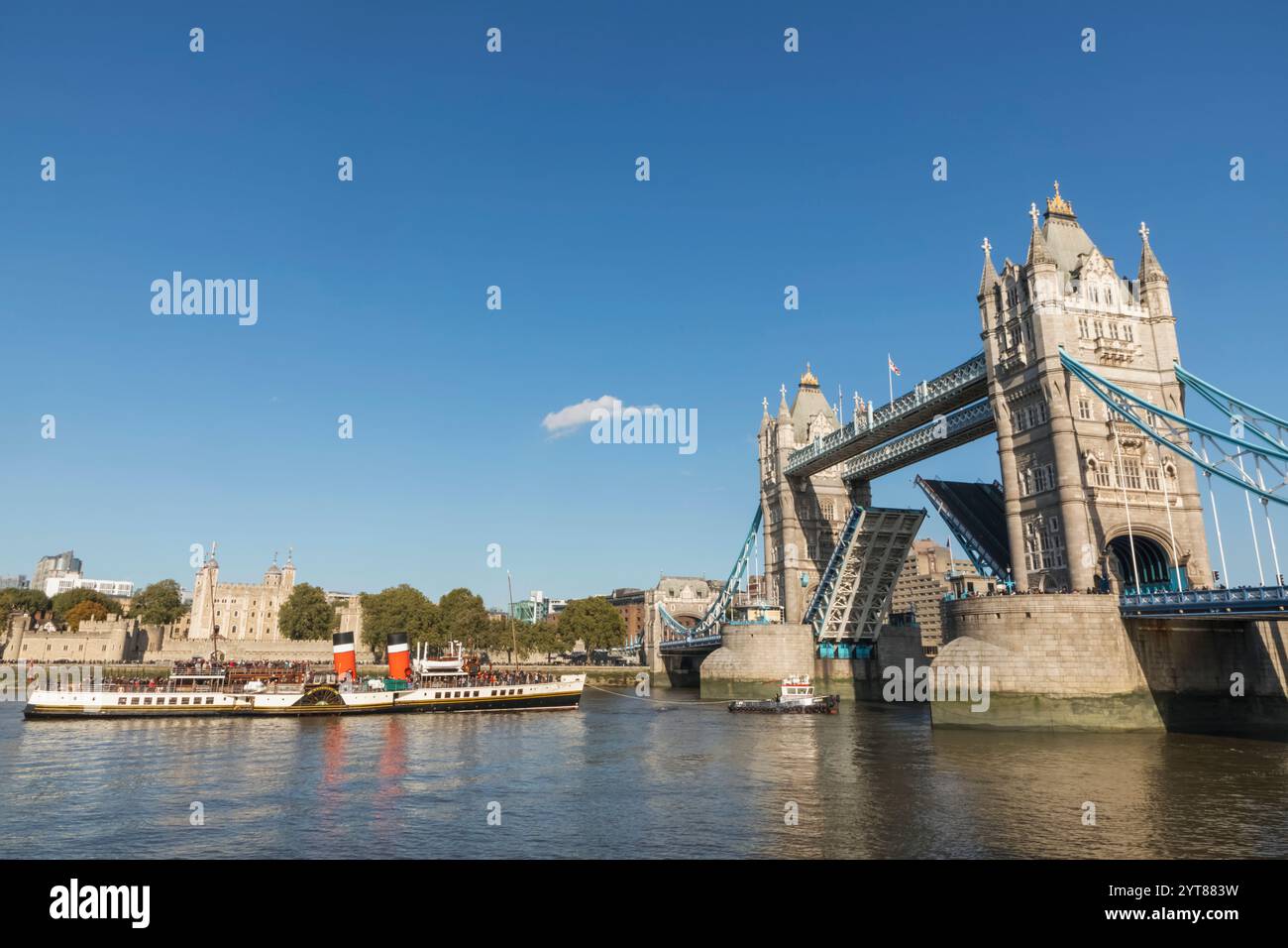 Angleterre, Londres, Open Tower Bridge avec l'historique Waverley Paddle Steamer Banque D'Images