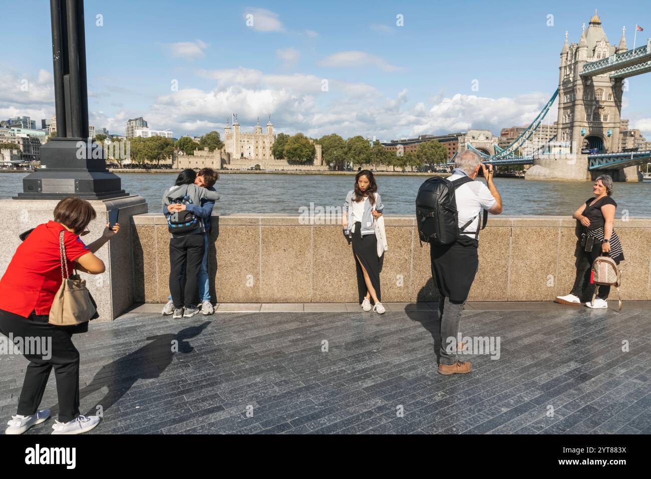 Angleterre, Londres, touristes internationaux avec la Tour de Londres et Tower Bridge Banque D'Images