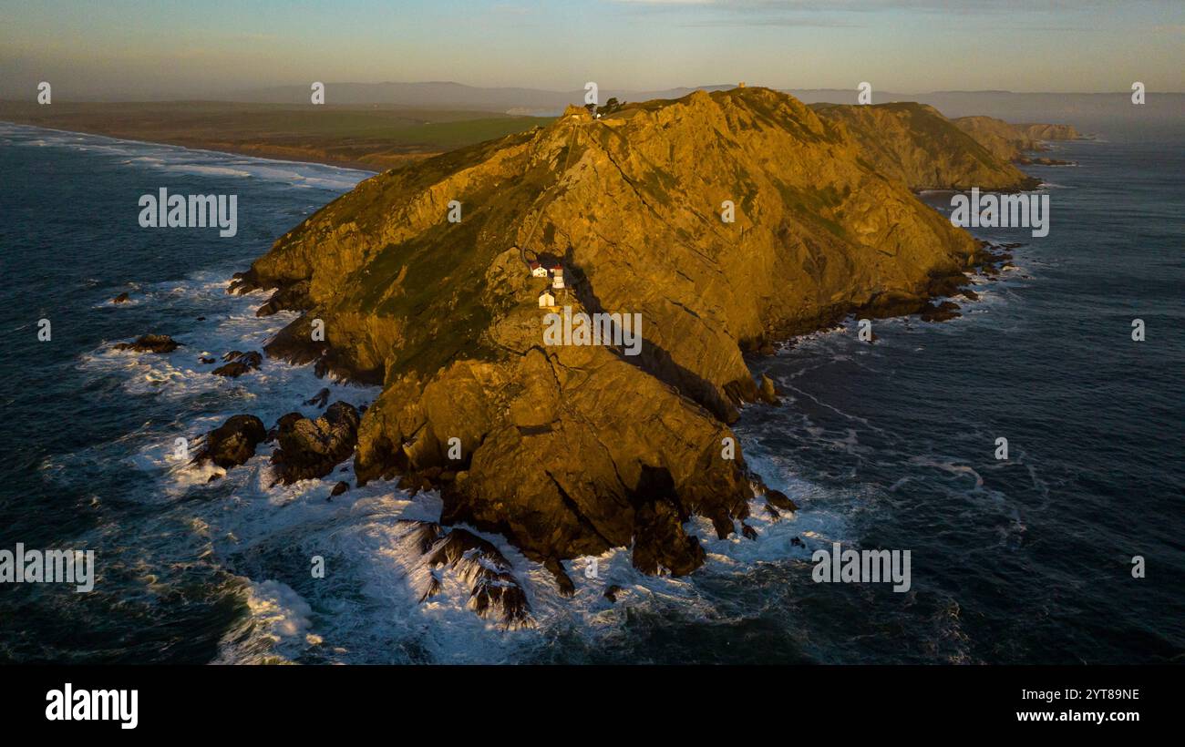 FÉVRIER 2023, POINT REYES NATIONAL SEASHORE, CA. États-Unis - vue aérienne du phare de point Reyes au coucher du soleil qui surplombe l'océan Pacifique Banque D'Images