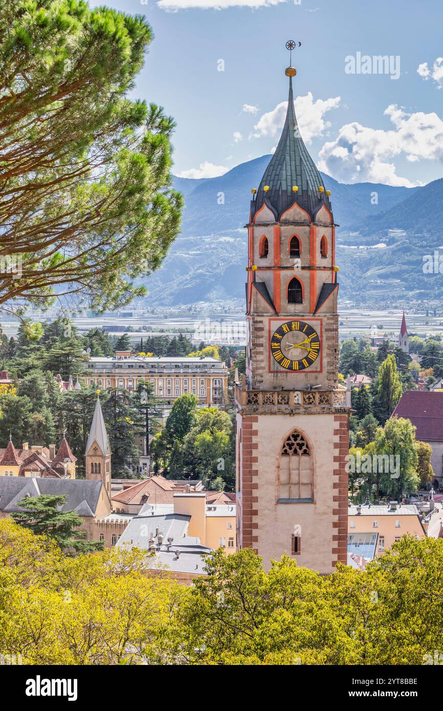 Le clocher de l'église paroissiale de Nikolaus, Merano / Meran, Trentino-Alto Adige / Südtirol / Tyrol du Sud, Italie Banque D'Images