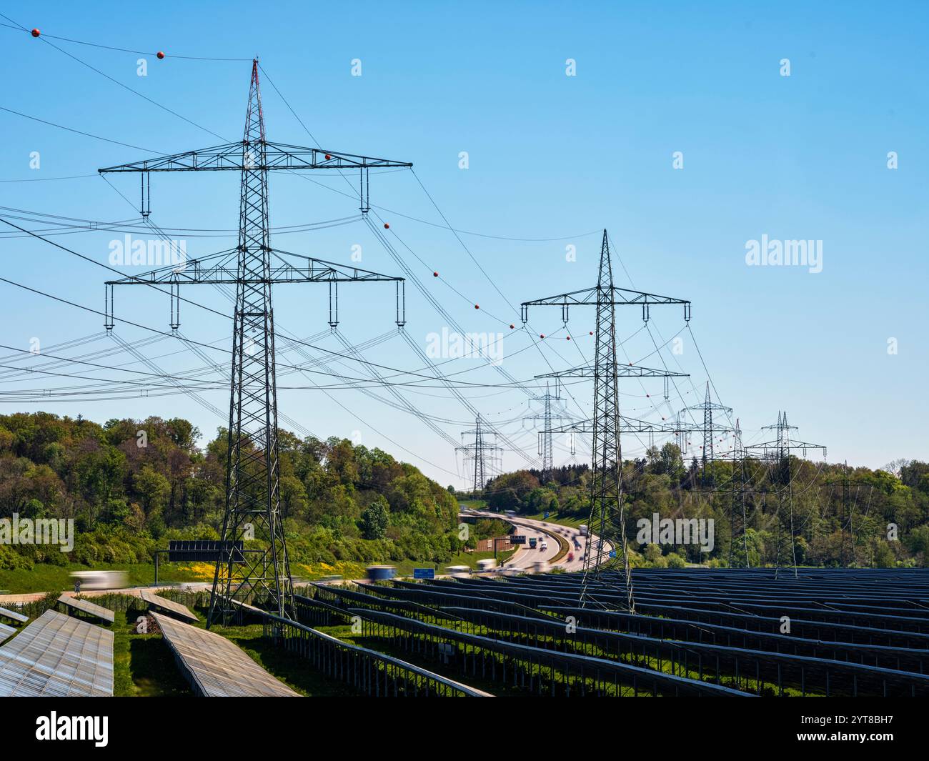 Energies renouvelables et transport d'énergie sur le BAB 8 près de Derching, quartier d'Aichach-Friedberg Banque D'Images