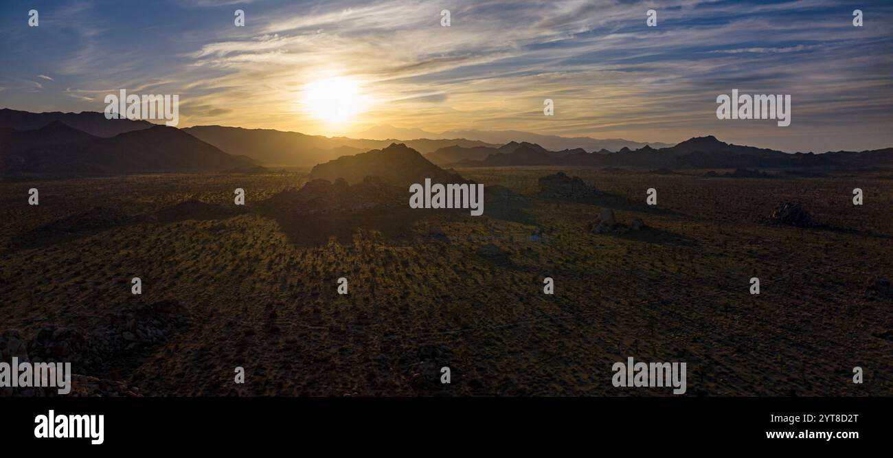27 MARS 2023 PARC NATIONAL DE JOSHUA TREE, CALIFORNIE-États-Unis - vue aérienne des rochers de montagne près de Keys Ranch Banque D'Images