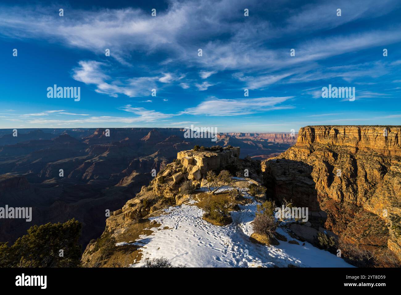 28 MARS 2023, RIVE SUD DU PARC NATIONAL DU GRAND CANYON, ARIZONA, États-Unis - neige fraîche tombe sur la rive sud du Grand Canyon Banque D'Images