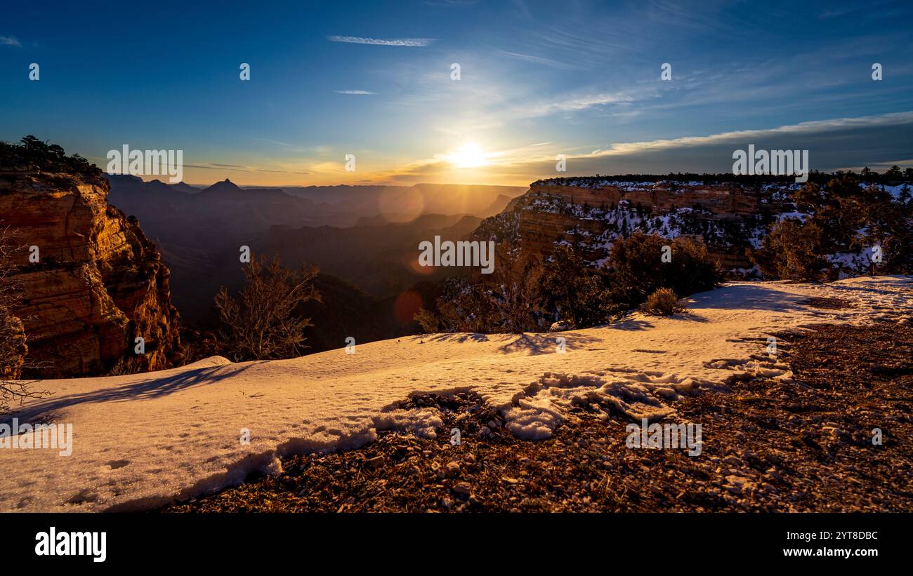 28 MARS 2023, RIVE SUD DU PARC NATIONAL DU GRAND CANYON, ARIZONA, États-Unis - la neige fraîche tombe sur la rive sud du Grand Canyon au coucher du soleil Banque D'Images