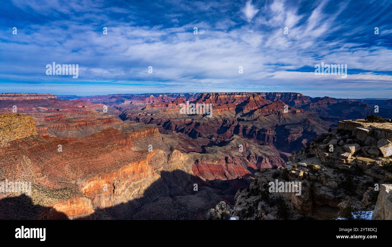 28 MARS 2023, RIVE SUD DU PARC NATIONAL DU GRAND CANYON, ARIZONA, États-Unis - neige fraîche tombe sur la rive sud du Grand Canyon Banque D'Images