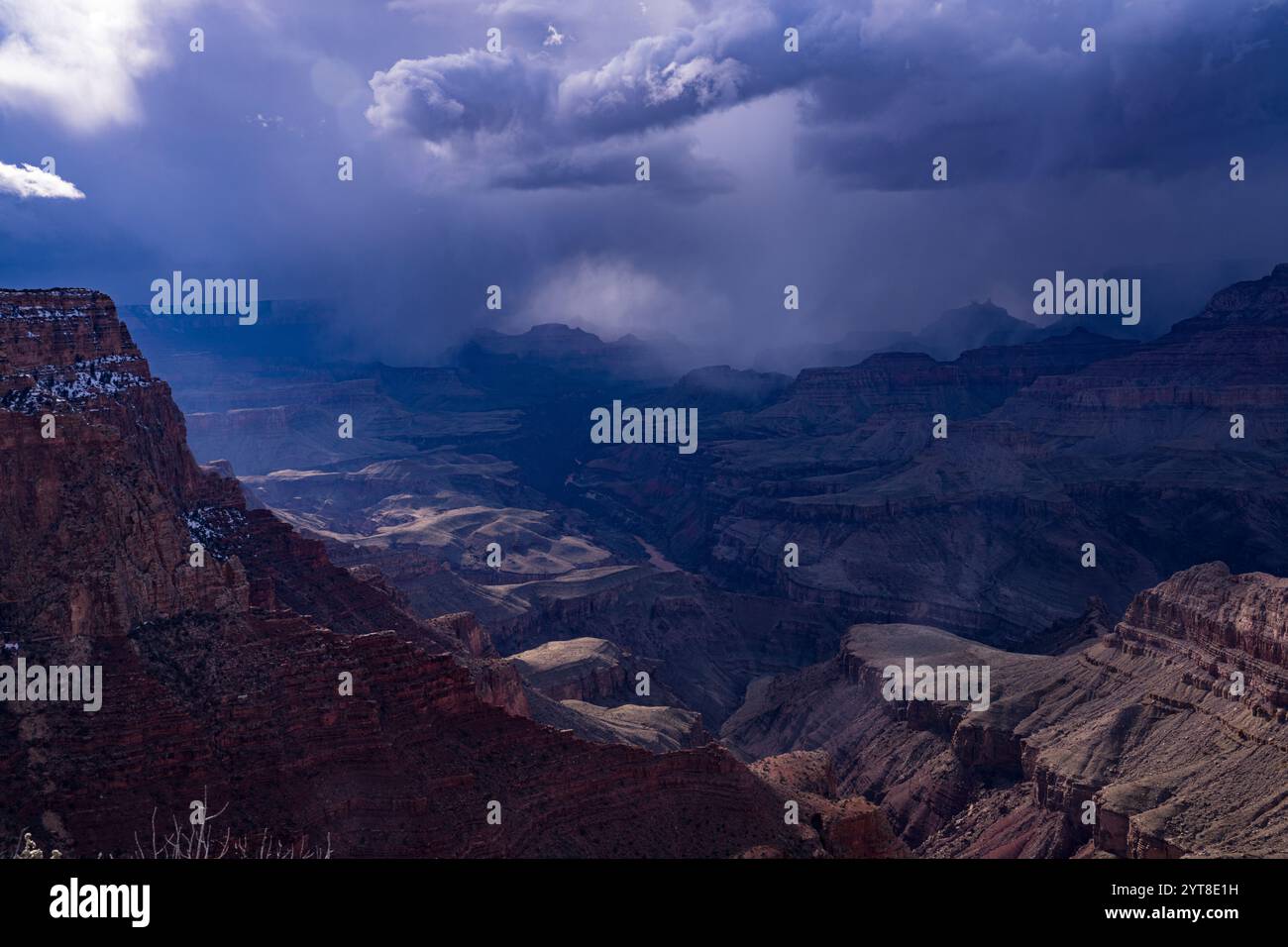 28 MARS 2023, RIVE SUD DU PARC NATIONAL DU GRAND CANYON, ARIZONA, États-Unis - neige fraîche tombe sur la rive sud du Grand Canyon Banque D'Images