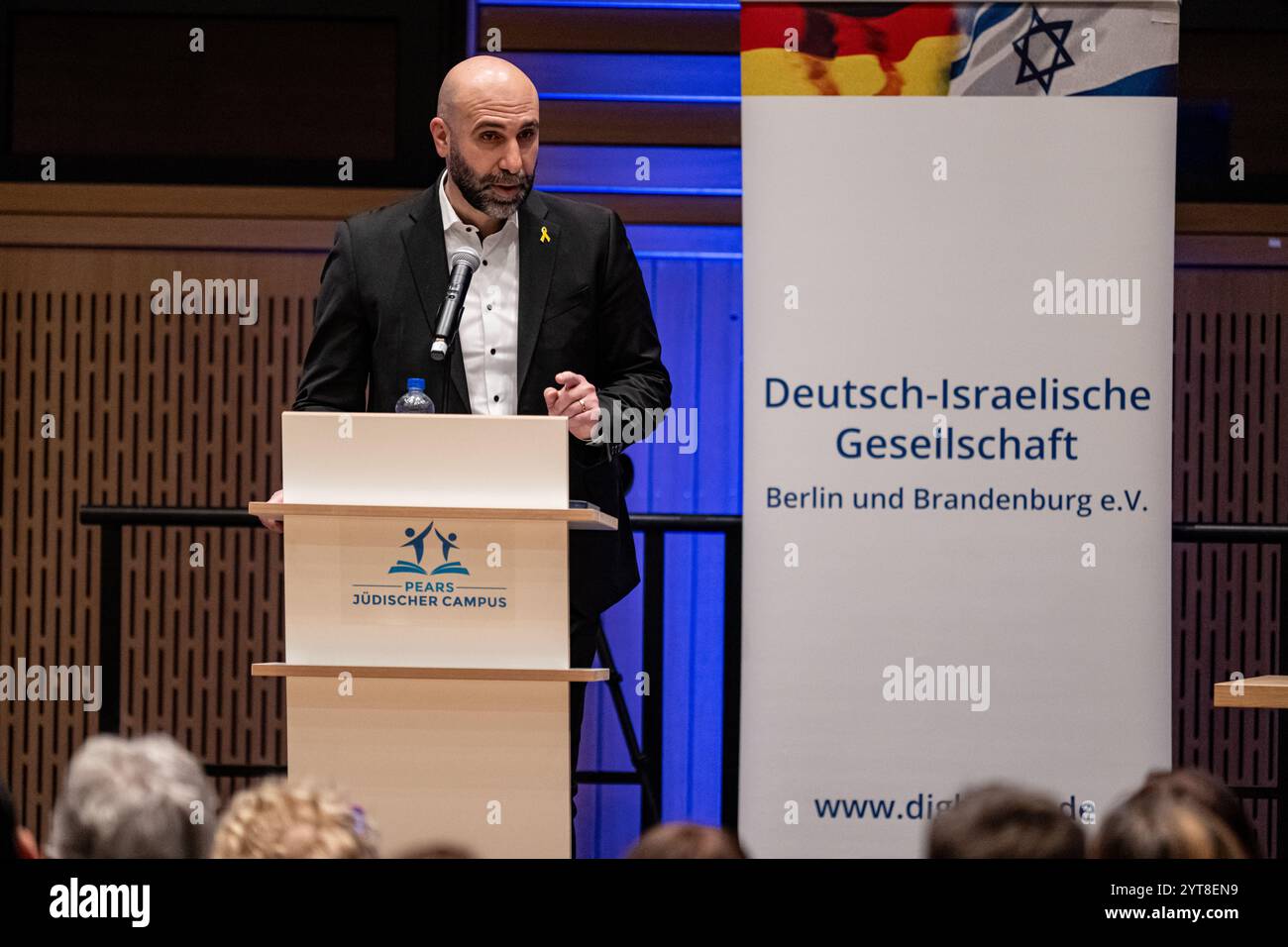 Berlin, Allemagne. 27 novembre 2024. Ahmad Mansour intervient lors de l'événement de discussion "entre Gaza et Berlin : le 7 octobre et son impact sur l'Allemagne" organisé par la Société germano-israélienne (DIG) Berlin et Brandenburg e.V. crédit : Fabian Sommer/dpa/Alamy Live News Banque D'Images