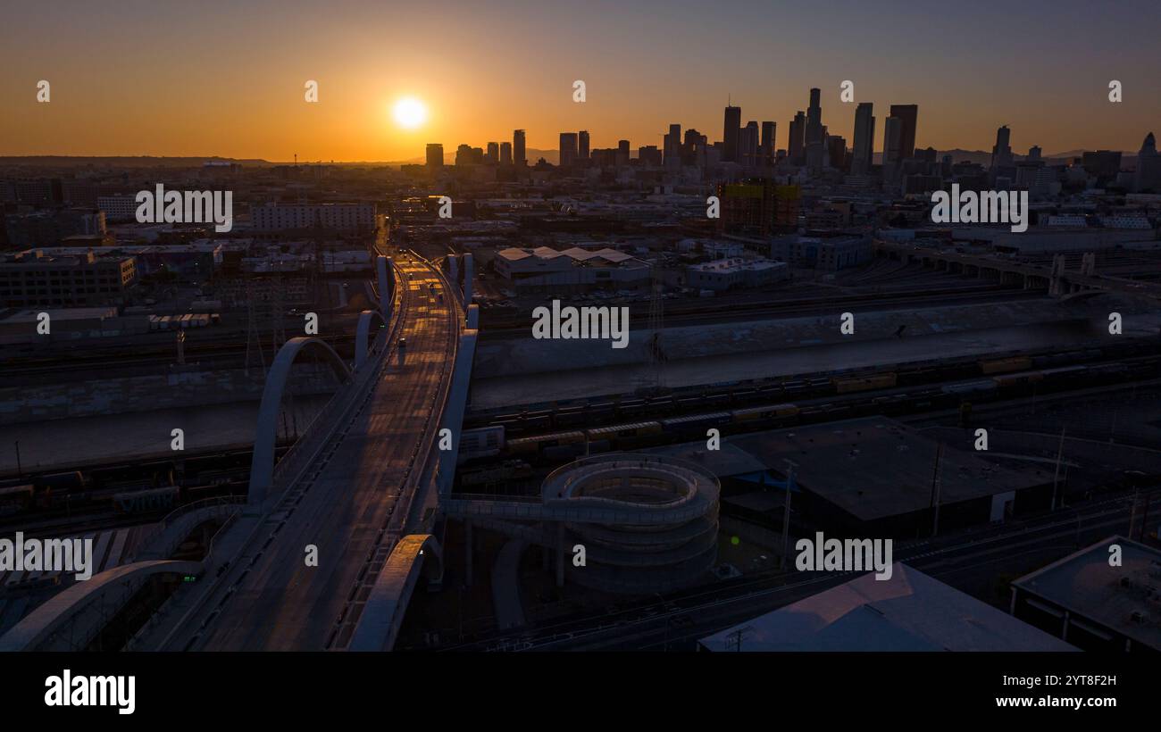 25 MARS 2023, LOS ANGELES, CA., USA - vue aérienne du coucher du soleil du nouveau 6th State Bridge mène de East Los ANGELES au centre-ville de Los Angeles, CA. Banque D'Images