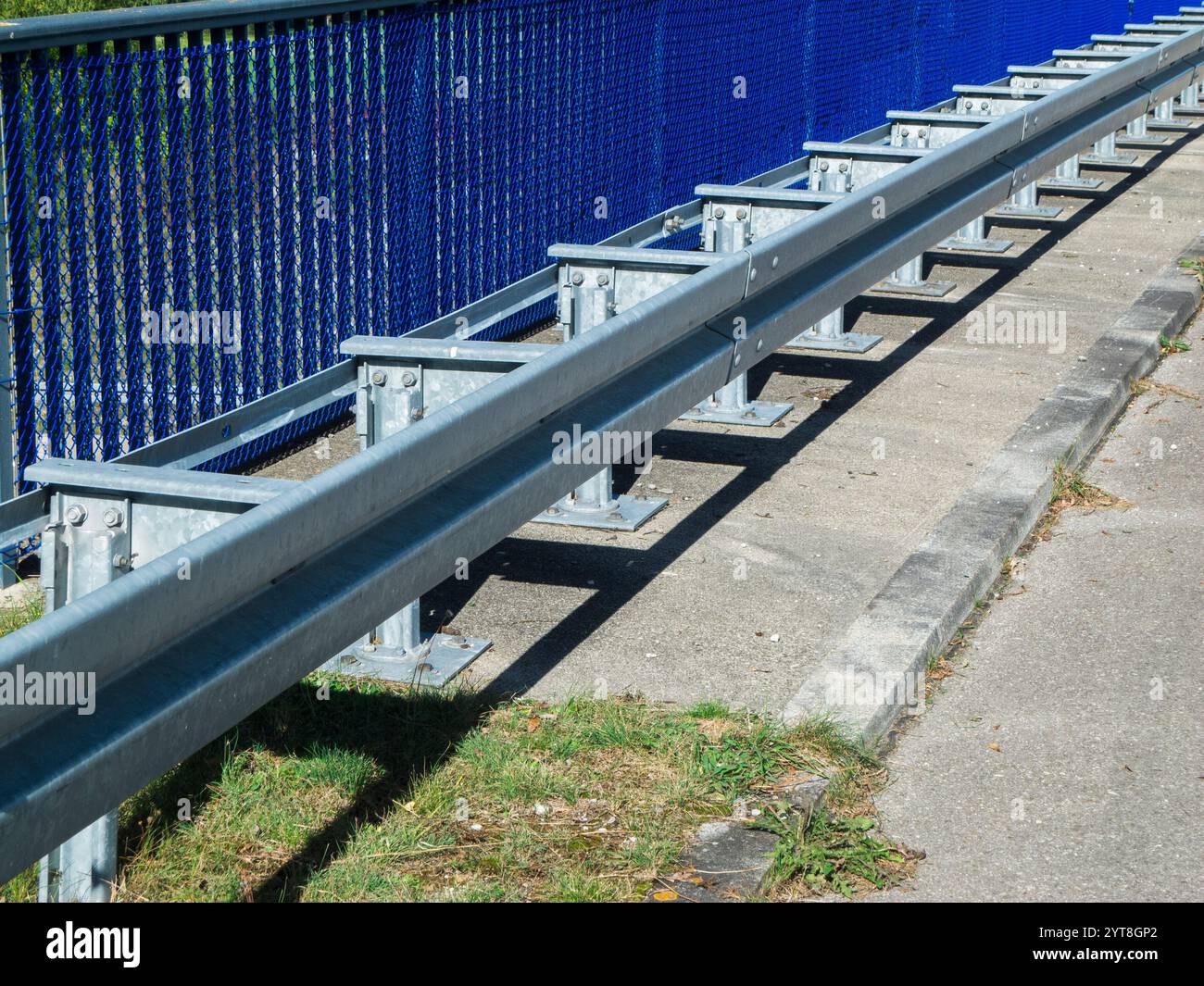 Perspective vue partielle de la balustrade avec des barrières anti-collision installées devant elle sur un pont routier en été en Bavière. Banque D'Images