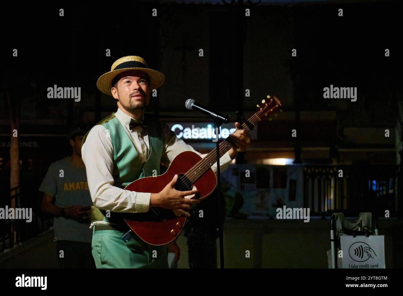 Busker jouant de la guitare sur la place National à Antibes dans le sud de la France. Banque D'Images