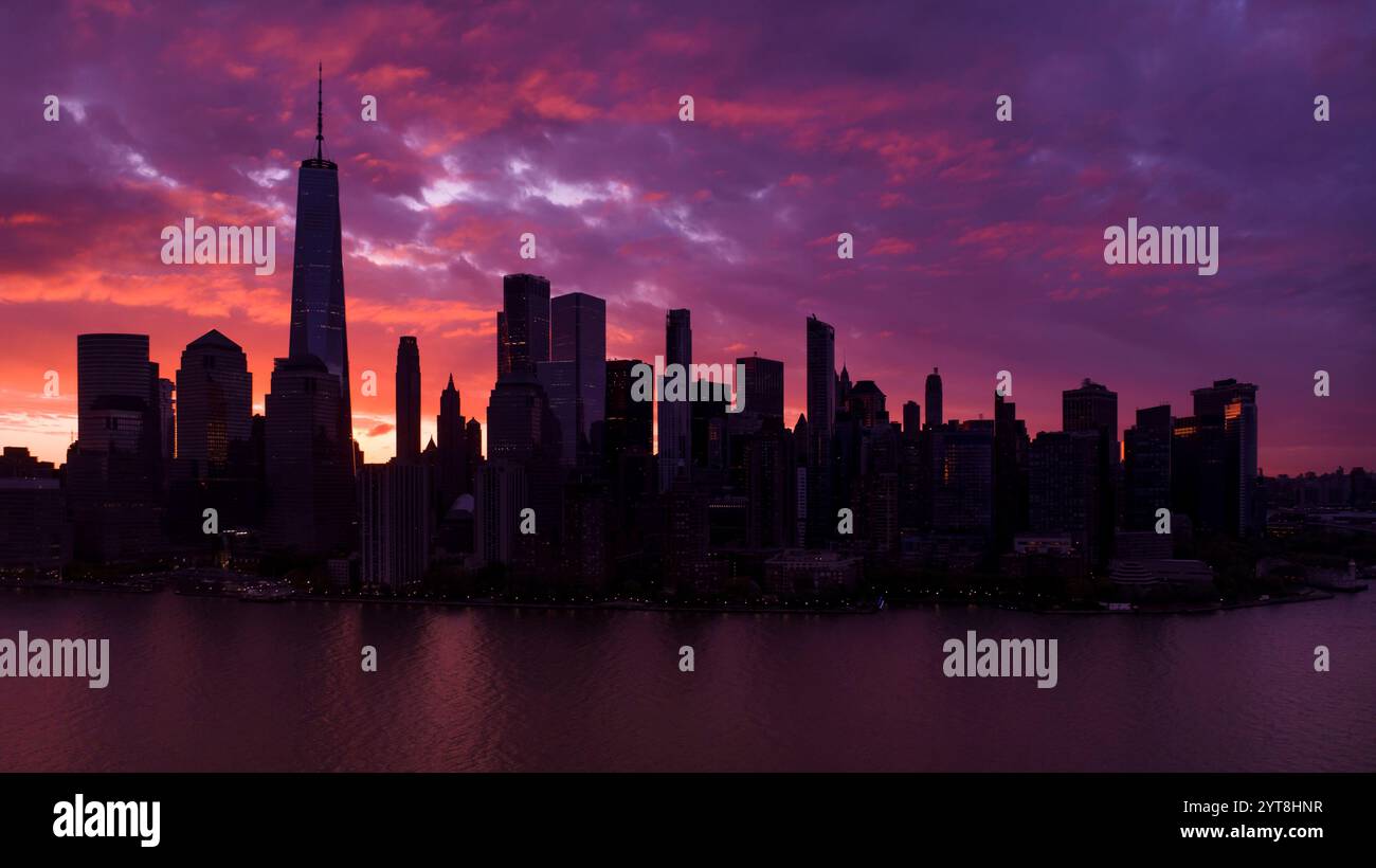 1er MAI 2023, NEW YORK, NY, États-Unis - vue du lever du soleil sur Manhattan New York New York vu de Jersey City Banque D'Images