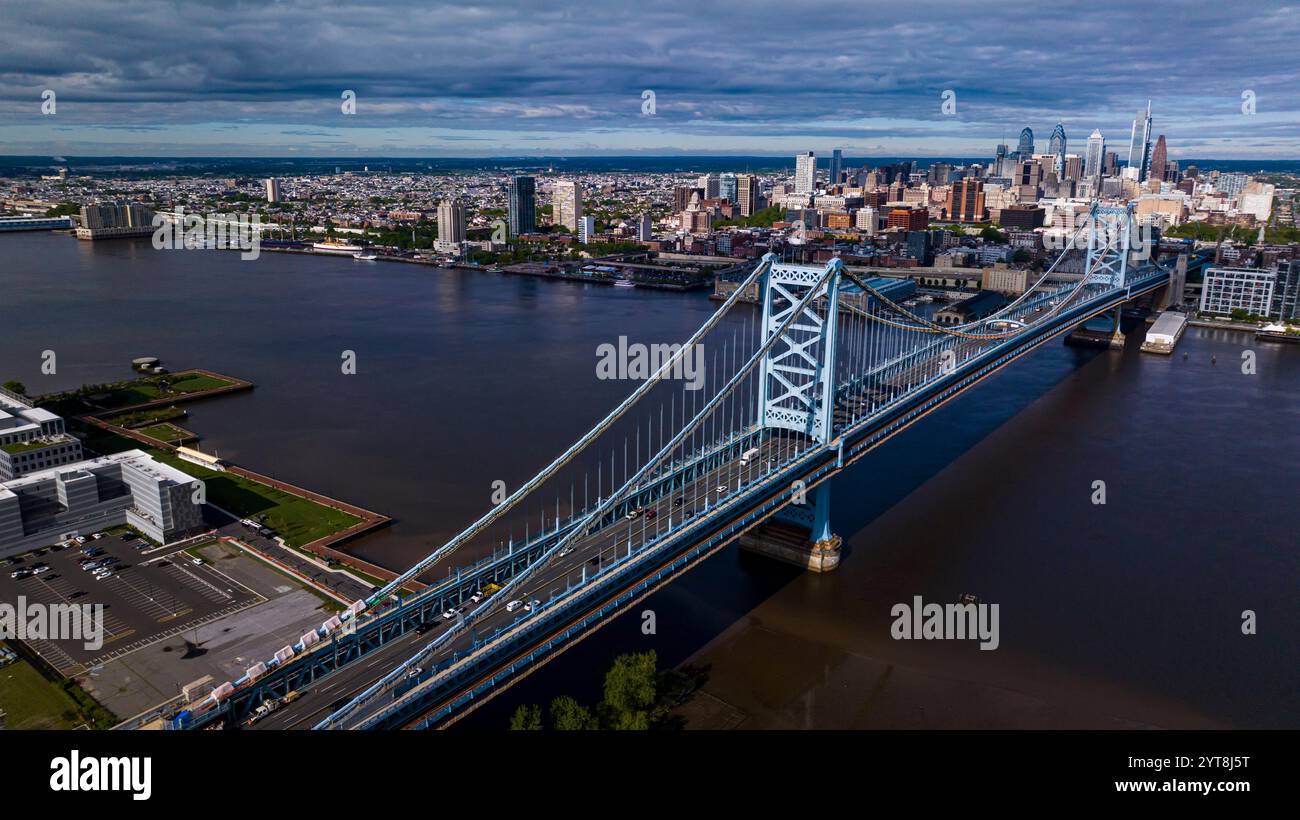 3 MAI, PHILADELPHIE, PA., États-Unis - Ben Franklin Bridge et Philadelphie skyline vus de Camden New Jersey Banque D'Images