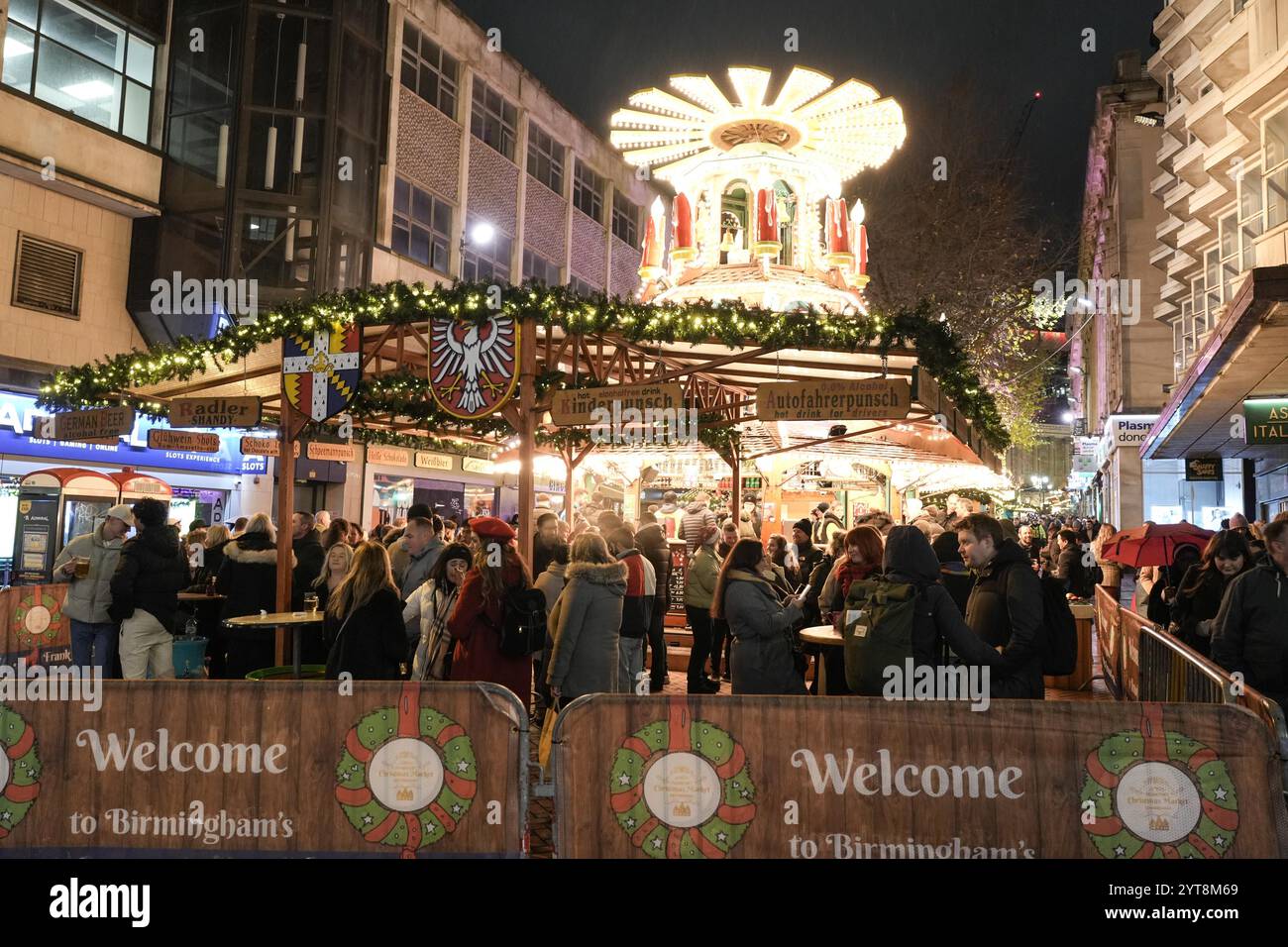 Birmingham City Centre 6 décembre 2024 - les fêtards sont allés au centre-ville de Birmingham vendredi soir portant des tenues de Noël alors que la saison des fêtes commence. Plusieurs ont été vus en train de déguster un grand verre de bière Stein sur le marché allemand alors que de la fausse neige pleuvait d'en haut. De nombreux groupes ont inclus des employés de bureau dans leurs fêtes de Noël car ils ont profité d'un bref peu de beau temps avant que le ciel ne s'ouvre et que la tempête Darragh ne frappe la région. Crédit : British News and Media/Alamy Live News Banque D'Images